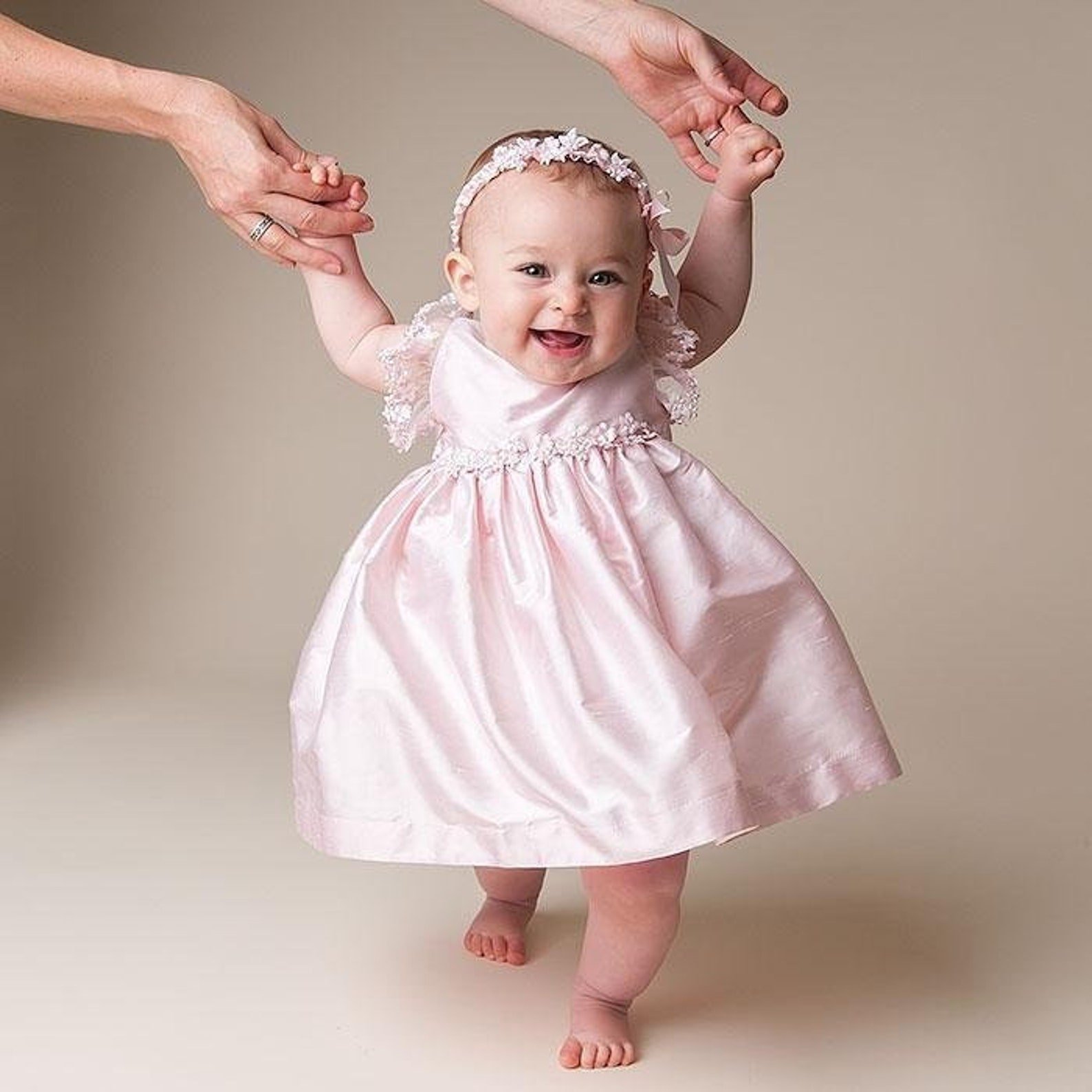 Платье для девочки 6 месяцев. Красивое платье для маленькой девочки. Малышка в платье. Платья для маленьких девочек. Платье нарядное для малышек.