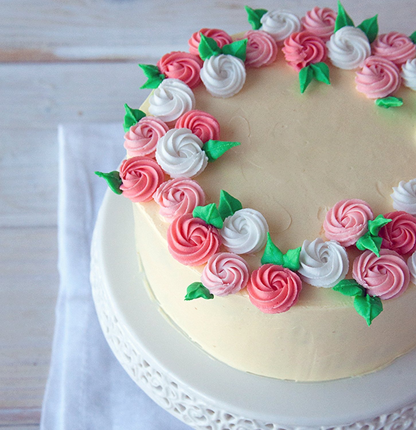 Легкие красивые торты. Украшение торта. Кремовое украшение торта. Украшение торта кремовыми цветами. Торт кремовый.