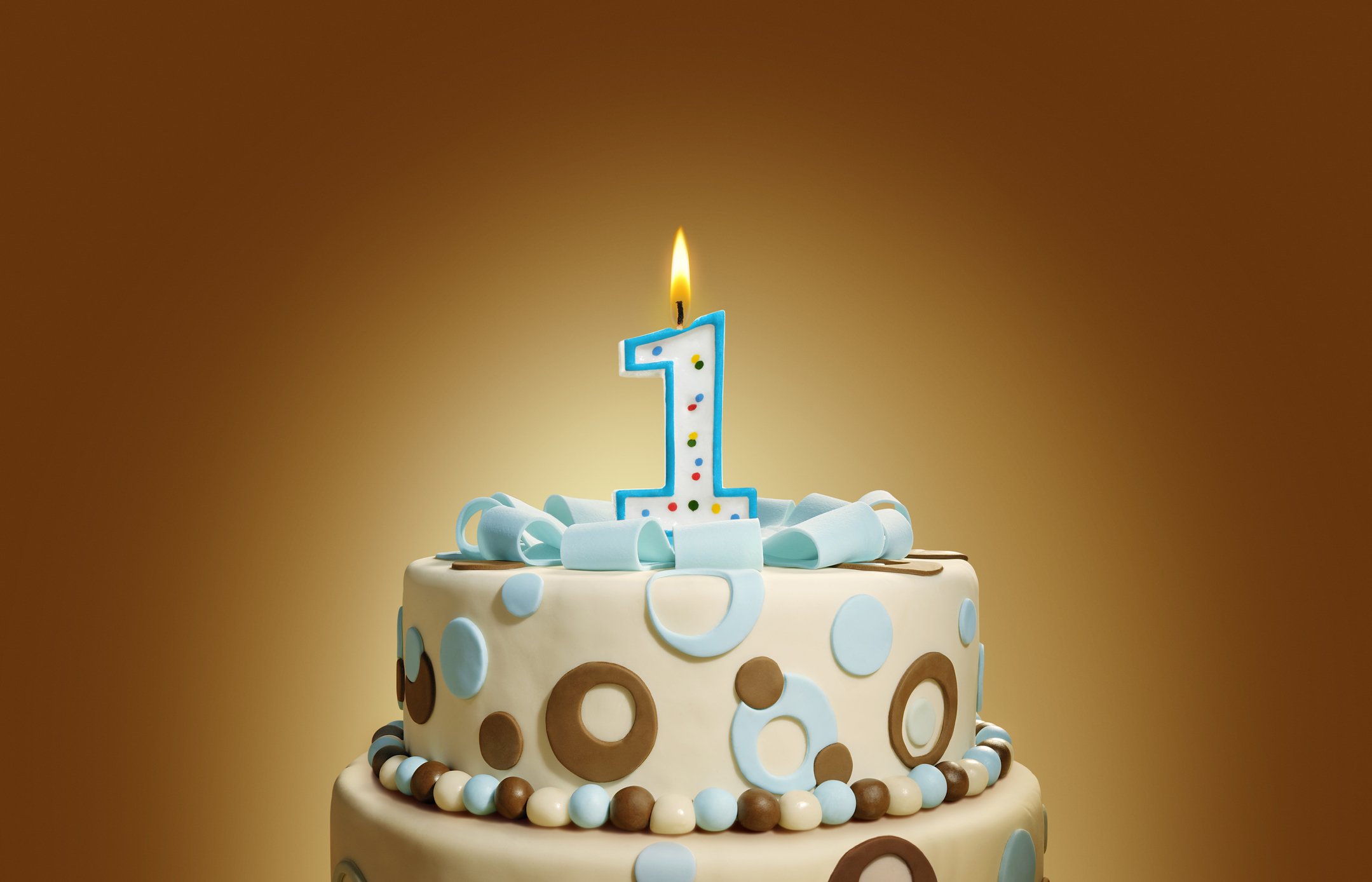 Фирме 1 год. Тортик и свечка 1 год. Торт с одной свечкой. Торт с 1 свечкой. С днем рождения 1 год.