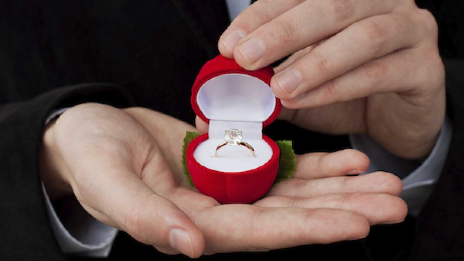 Какое кольцо дарят девушке. Кольцо для предложения. Кольцо для предложения девушке. Подарок кольцо девушке. Кольцо в коробочке для предложения.