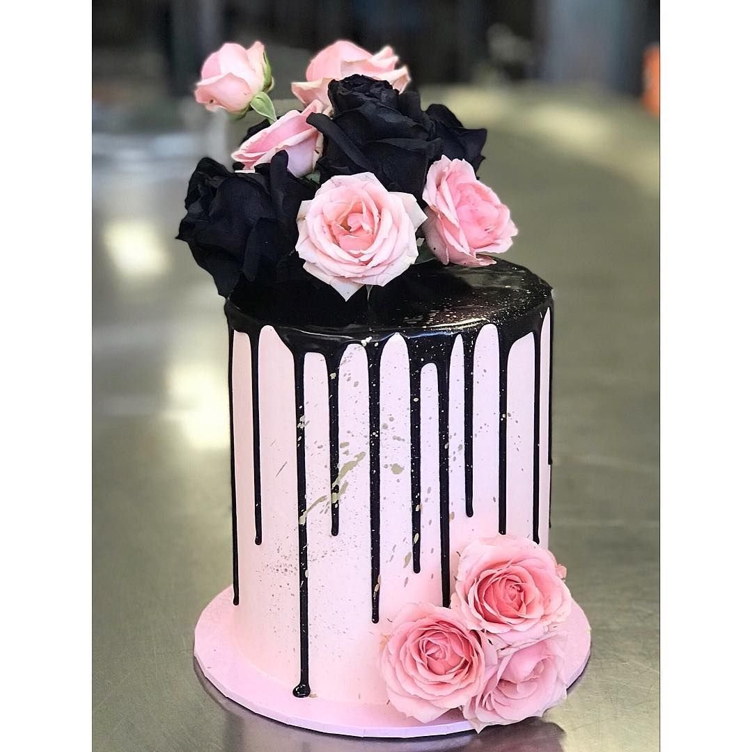 Черно розовый торт. Торт черный с розовым. Торт черно розовый. Торт с розовыми подтеками. Тортик черный розовый.