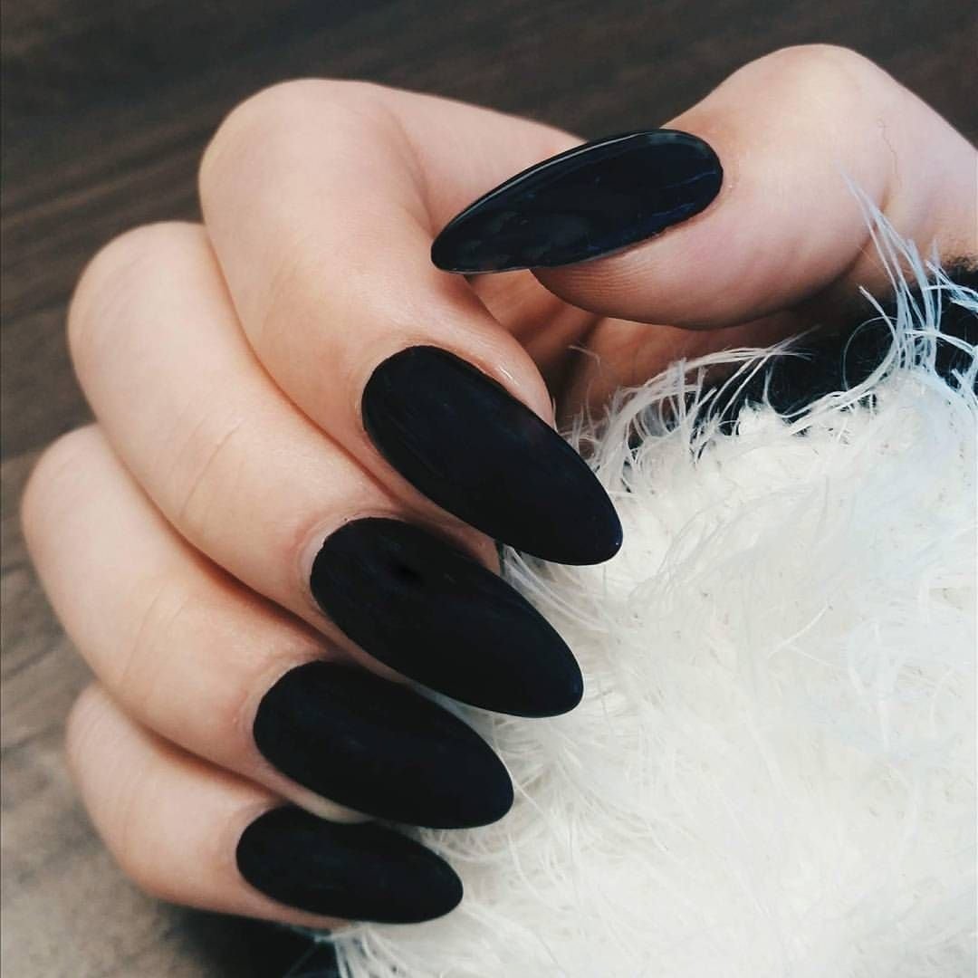 Черные миндалевидные ногти. Черные ногти. Миндалевидная форма ногтей черный. Чёрный маникюр на длинные ногти. Нарощенные ногти черные.