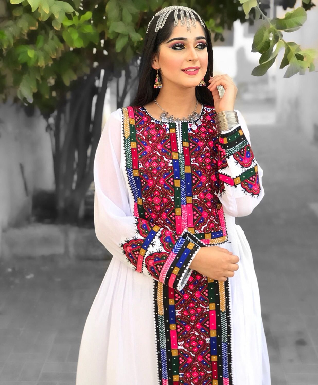 Таджикские национальные платья. Таджикский национальный костюм. Таджикская Национальная одежда. Таджикский национальный костюм женский. Афганский национальный костюм.
