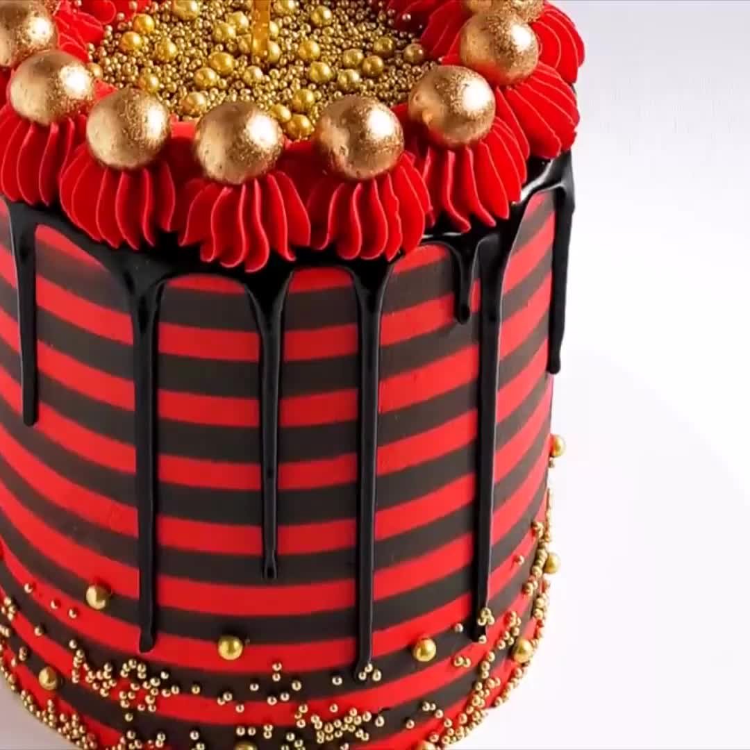 Торт красно золотой. Торт с красным декором. Торт красный с золотом декор. Красный торт с золотым декором. Торт черный красный золотой.