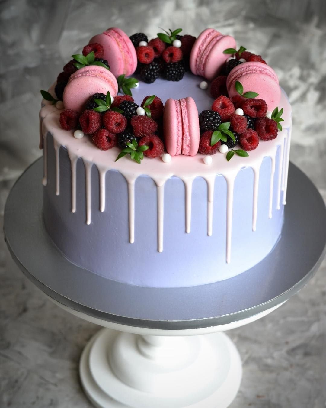 Легкие красивые торты. Торт с макаронс и ягодами. Декор торта. Модное украшение торта. Современные торты на день рождения.