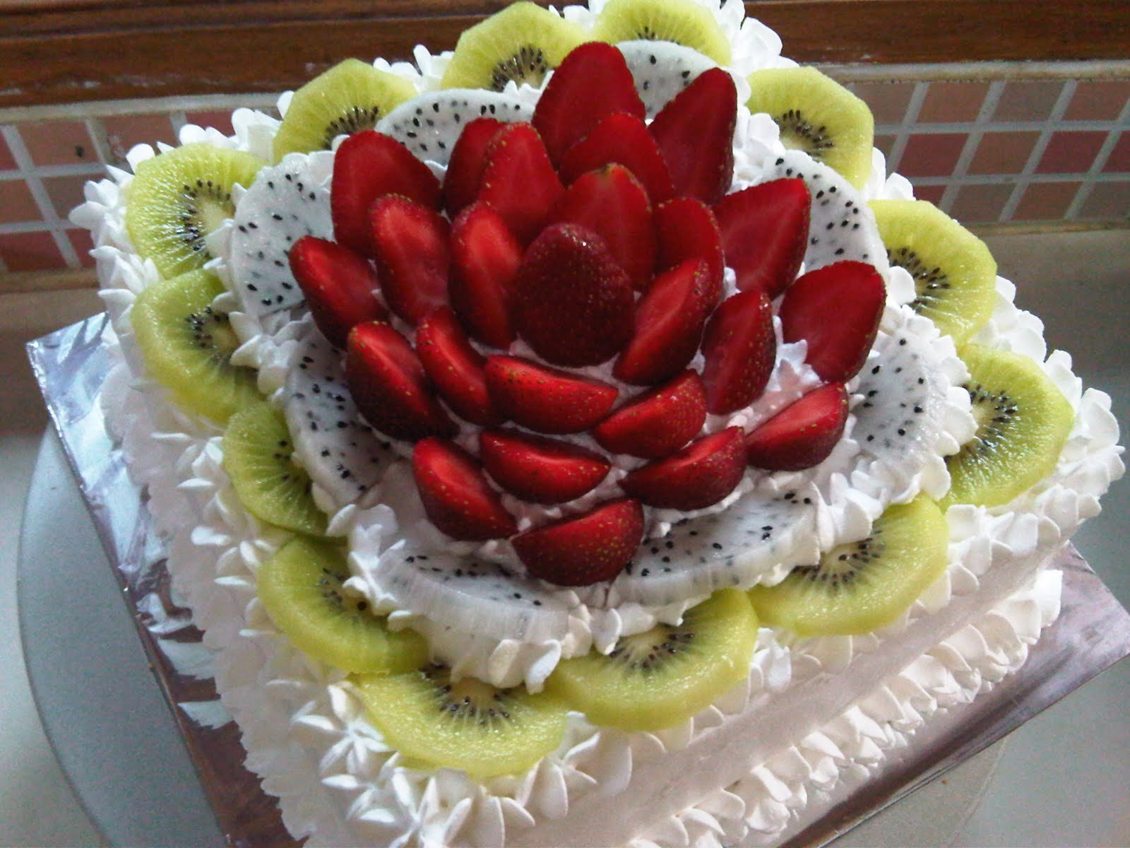 Торт украшенный клубникой прямоугольный