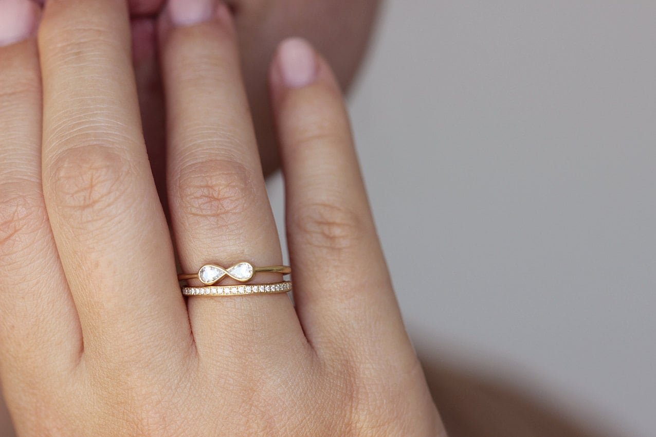 Кольцо на правом безымянном пальце у девушки. Обручальное и помолвочное кольцо. Кольцо на безымянном пальце. Обручальное кольцо на пальце. Безымянный палец обручальное кольцо.