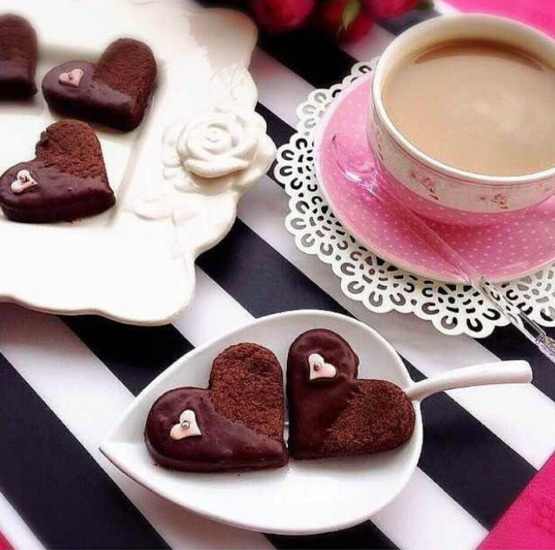 Кофе и сладости. Красивые пирожные и кофе. Кофе и печенье сердечками. Кофе с сердечком. Шоколад сладкий чай