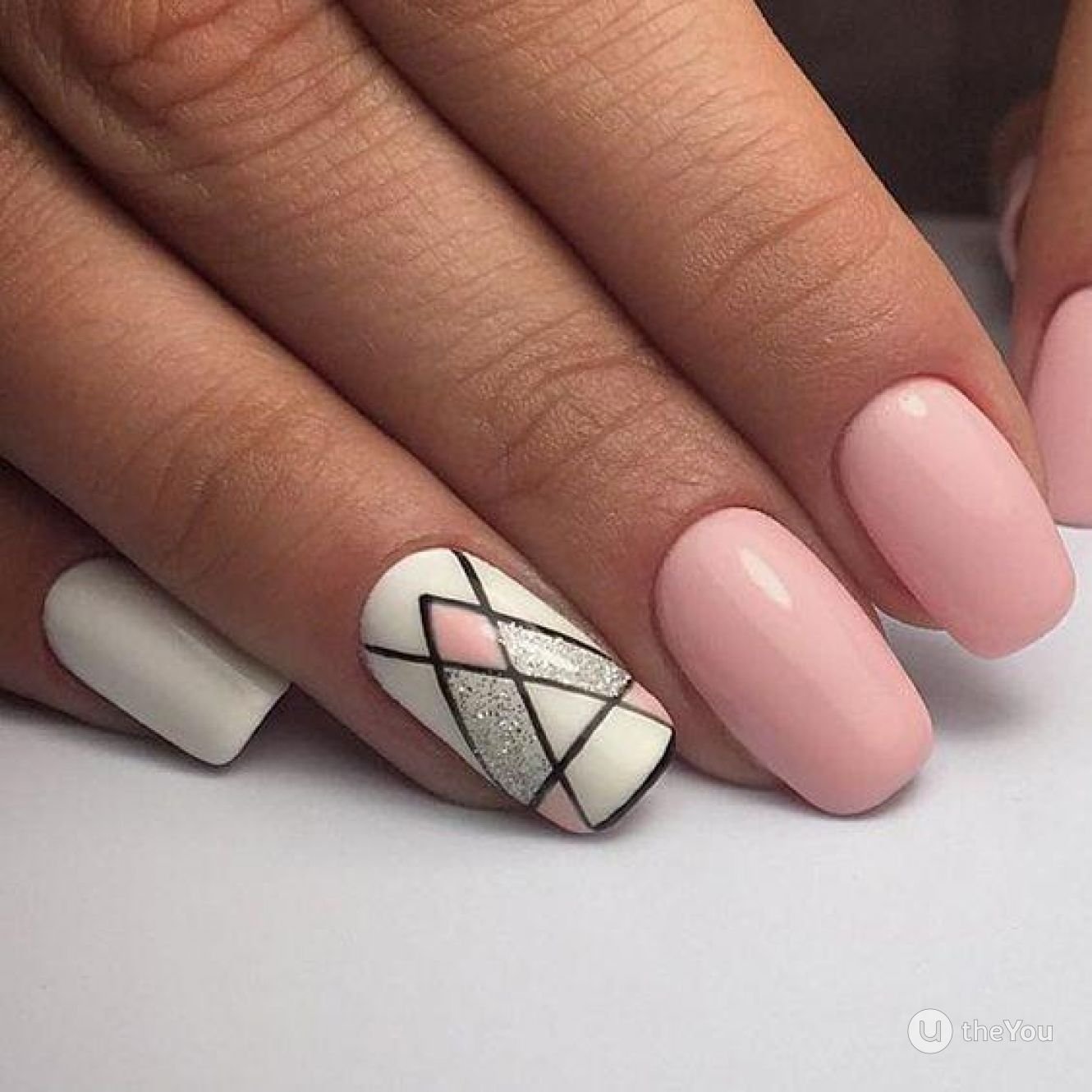 Дизайн ногтей 2024 средние. Геометрия на ногтях. Маникюр с геометрическими фигурами. Нежный маникюр с полосками. Ногти розовые смгеометриец.