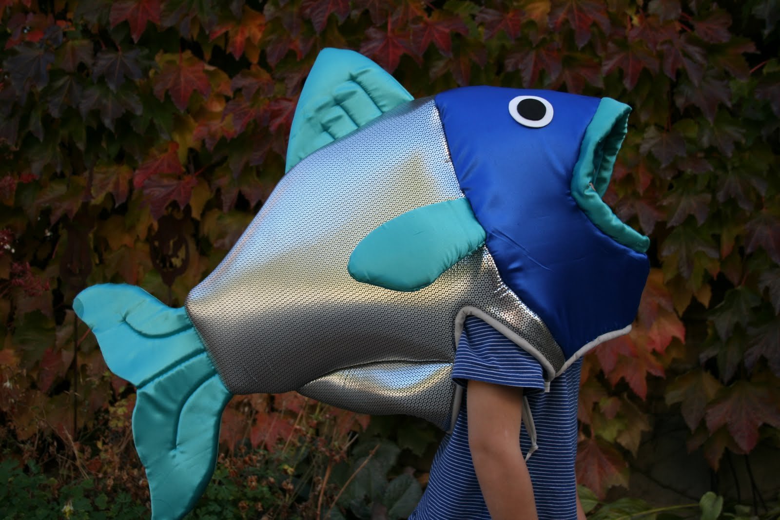 Костюм рыбки своими руками. Костюм рыбы. Ростовой костюм рыбы. Смешные костюмы рыбы. Детский костюм рыбы.