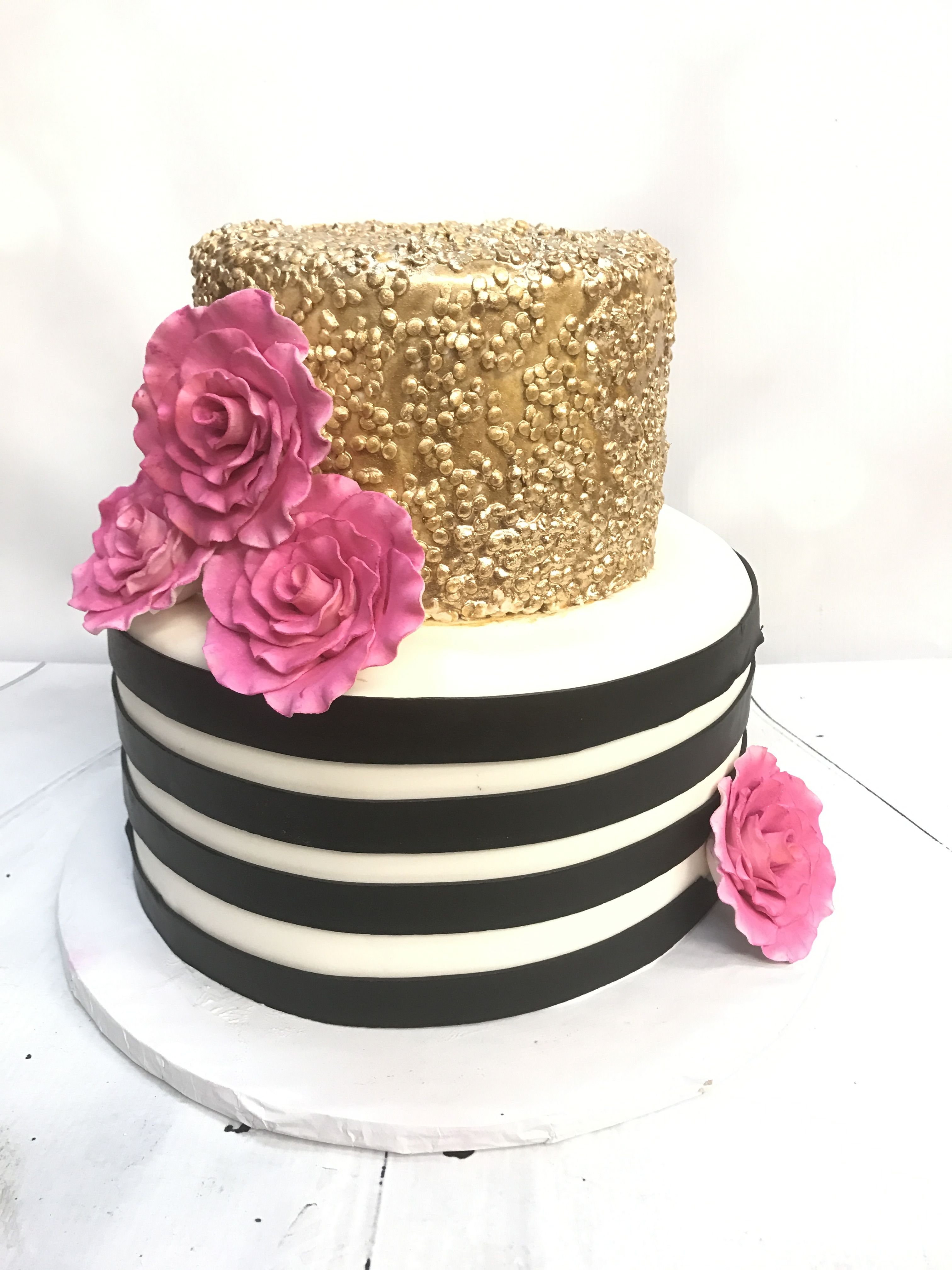 Черно розовый торт. Торт черный с розовым. Торт черно розовый. Торт для модной женщины. Торт на день рождения розово черный.