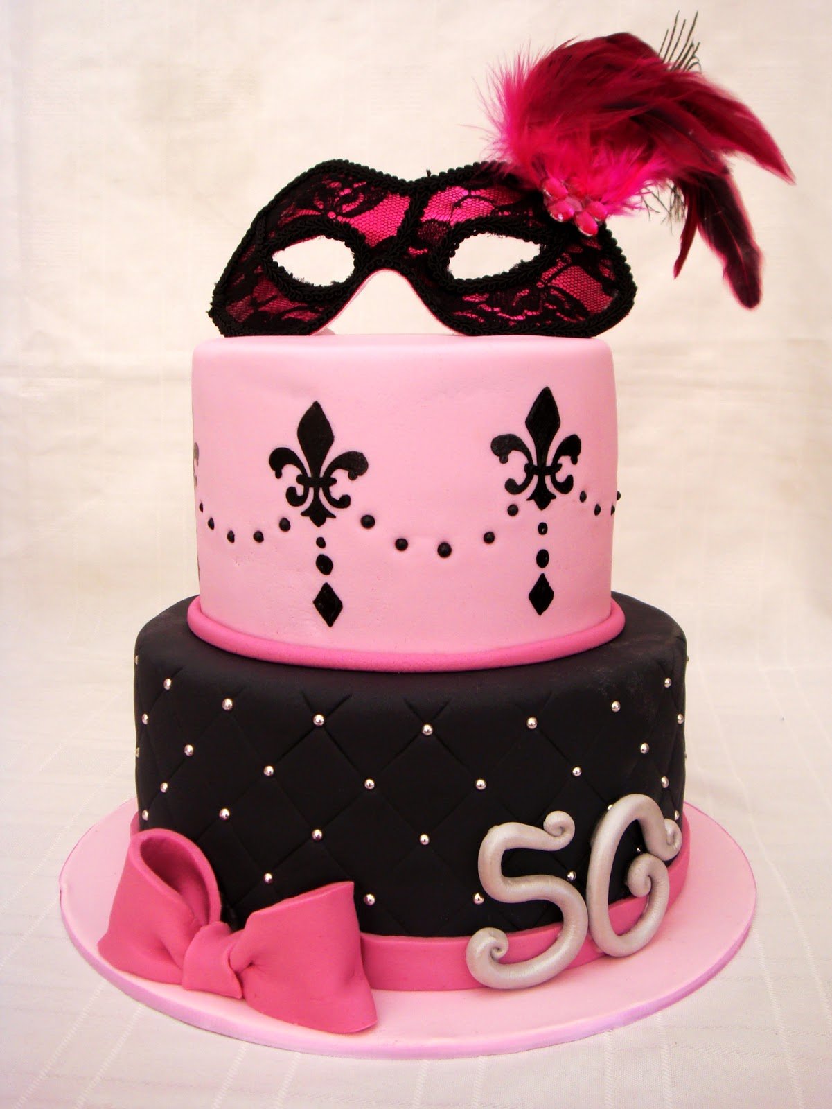 Черно розовый торт. Черно розовый торт для девочки. Торт черный с розовым. Торт розово черный для девочки стильный. Темно розовый торт.