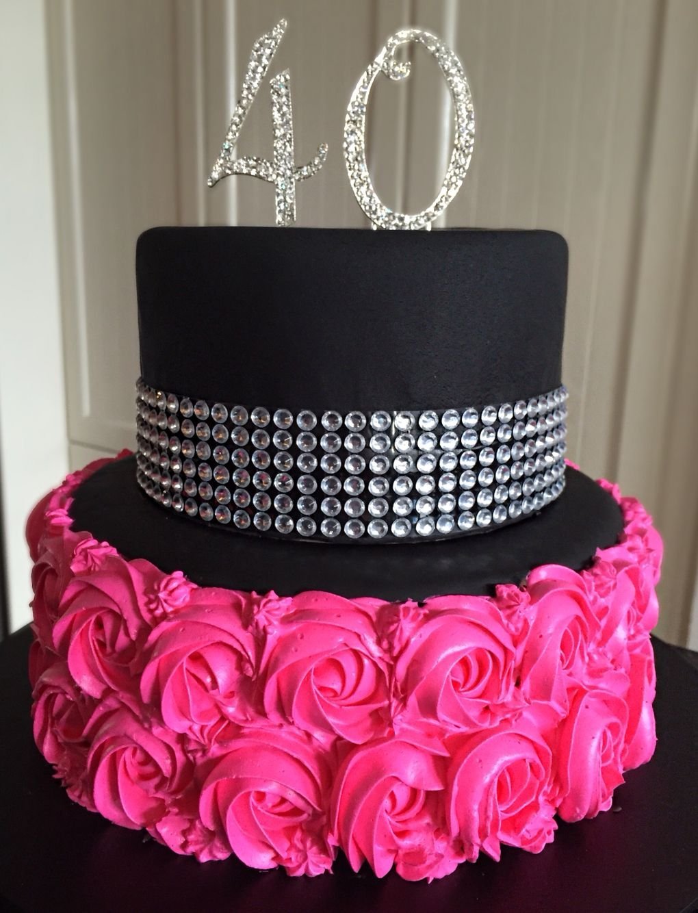 Черно розовый торт. Черно розовый торт для девочки. Торт на день рождения женщине. Торт черный с розовым. Тортик черный розовый.