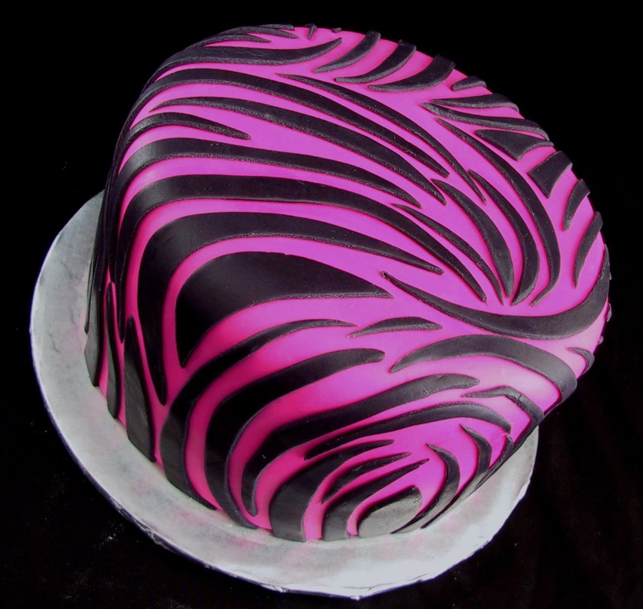 Черно розовый торт. Торт Зебра. Украшение торта Зебра. Украсить торт Зебра. Торт черный с розовым.