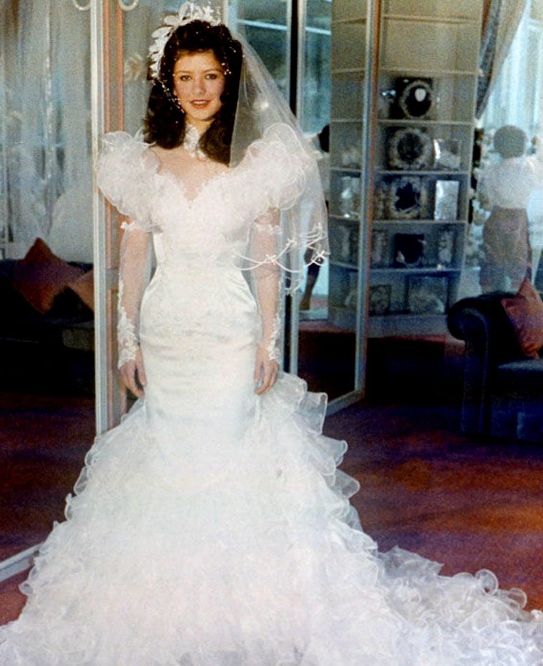 Дикий ангел свадьба. Свадебное платье Кэтрин Зета Джонс. Платье Натальи Орейро в диком ангеле белое.
