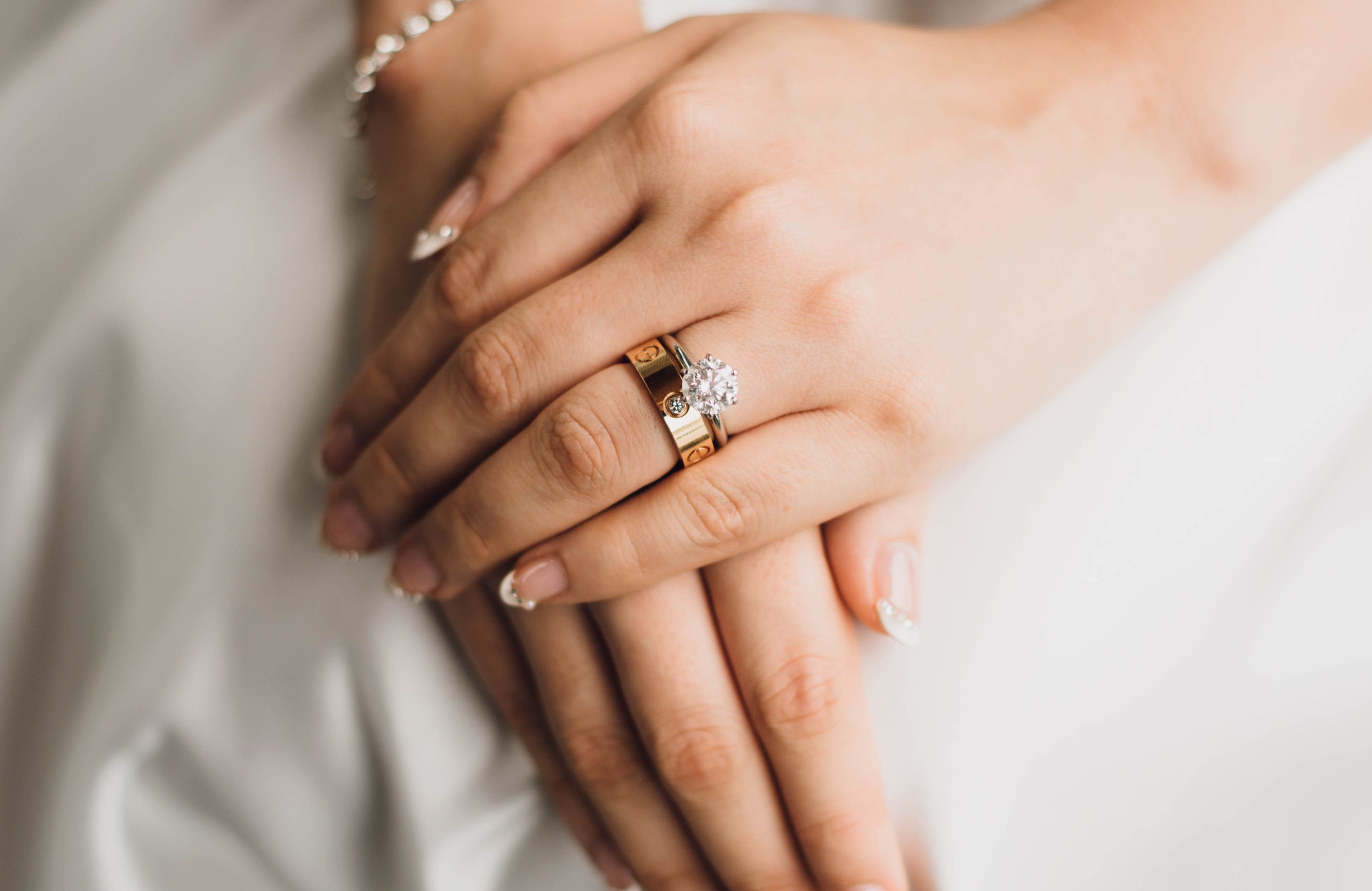На какой руке носят армяне обручальное кольцо. Обручальное и помолвочное кольцо. Обручальное кольцо. Обручальное и помолвочное кольцо вместе. Обручальное кольцо на пальце.
