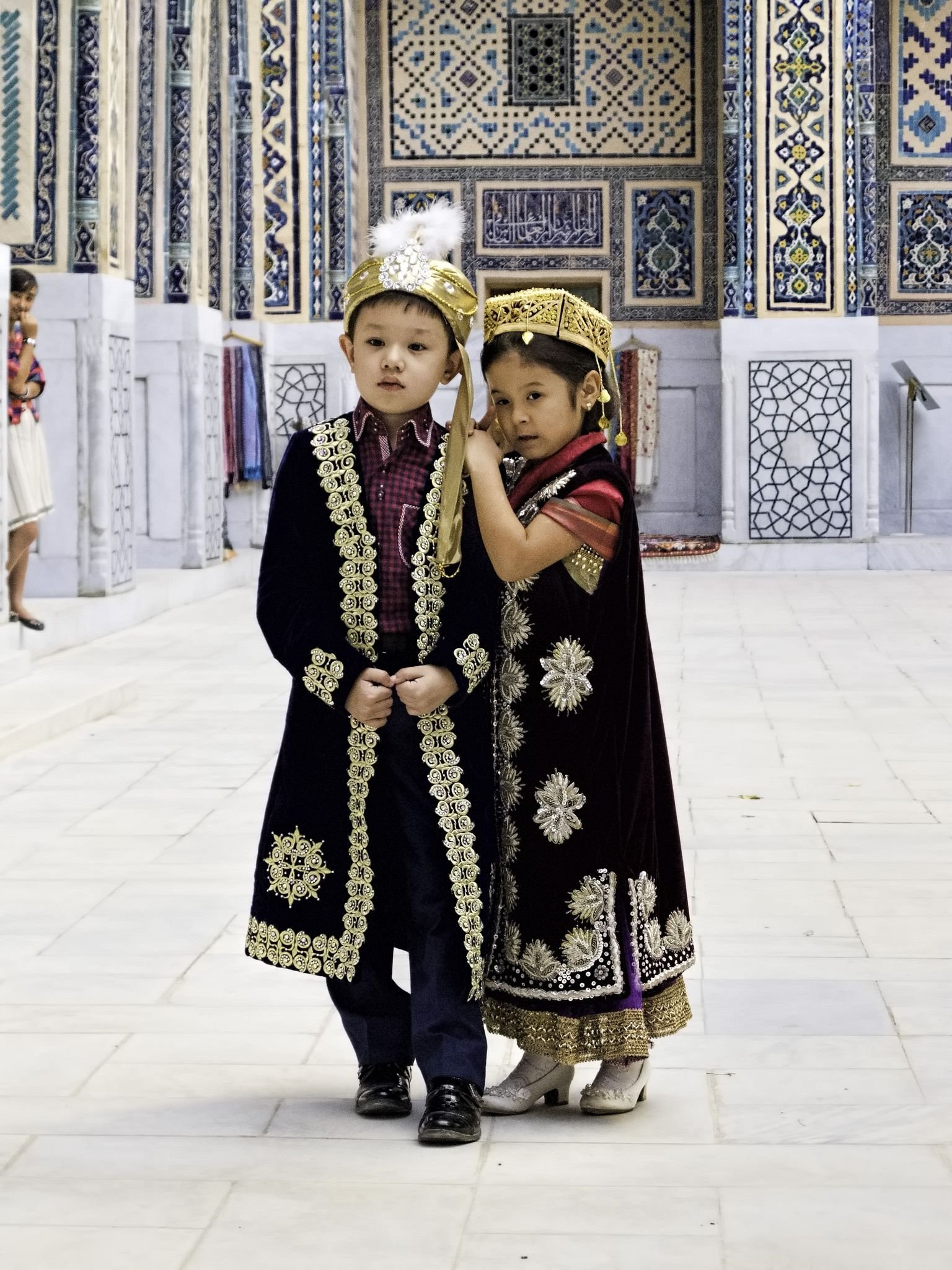 Таджикская т. Бухарский национальный костюм. Таджикистан детский национальный костюм чакан. Узбекская Национальная одежда. Узбек в национальной одежде.