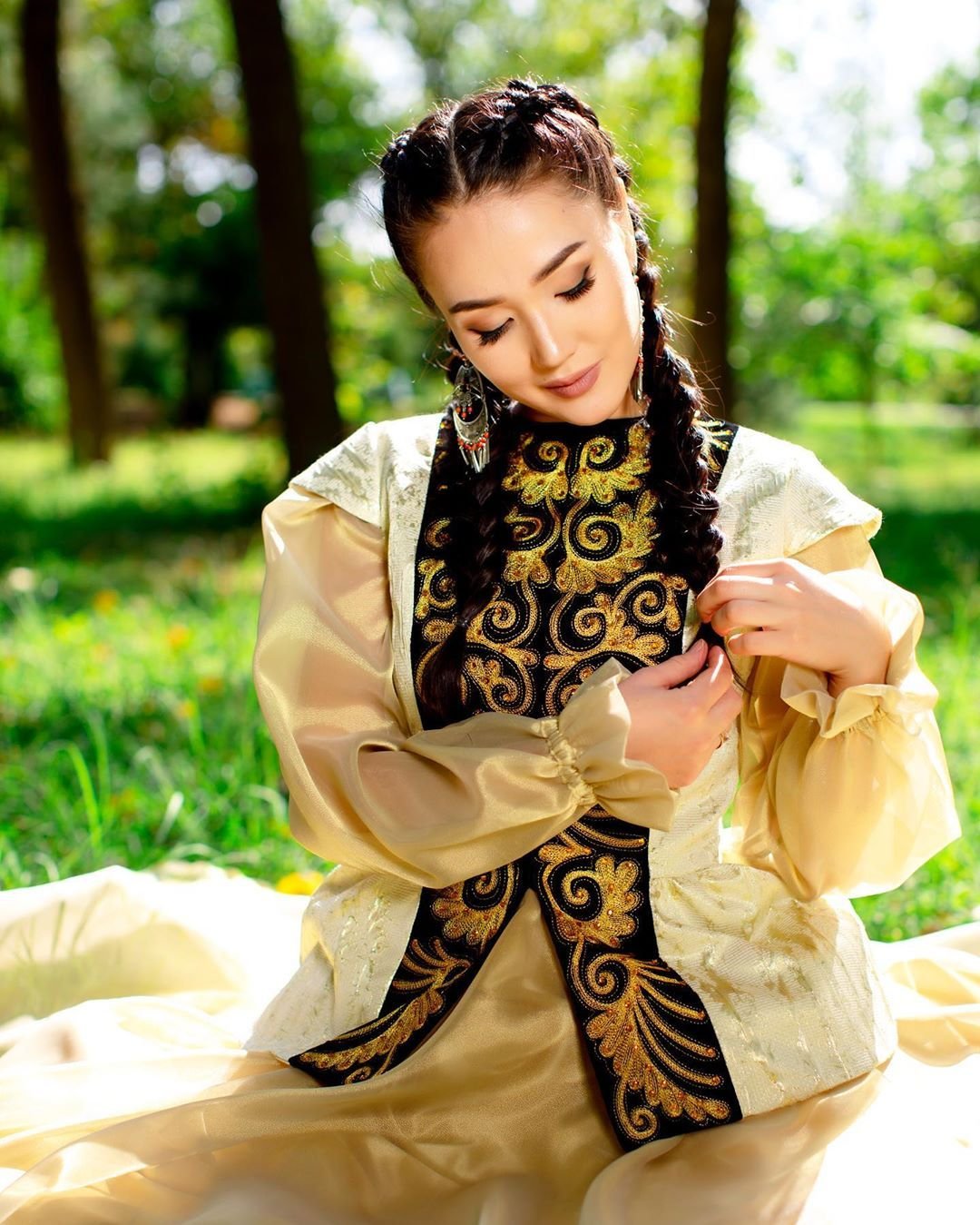 Красивые киргизы. Казахские красотки. Киргизская девушка в национальном костюме. Красивые киргизки. Киргизские прически.