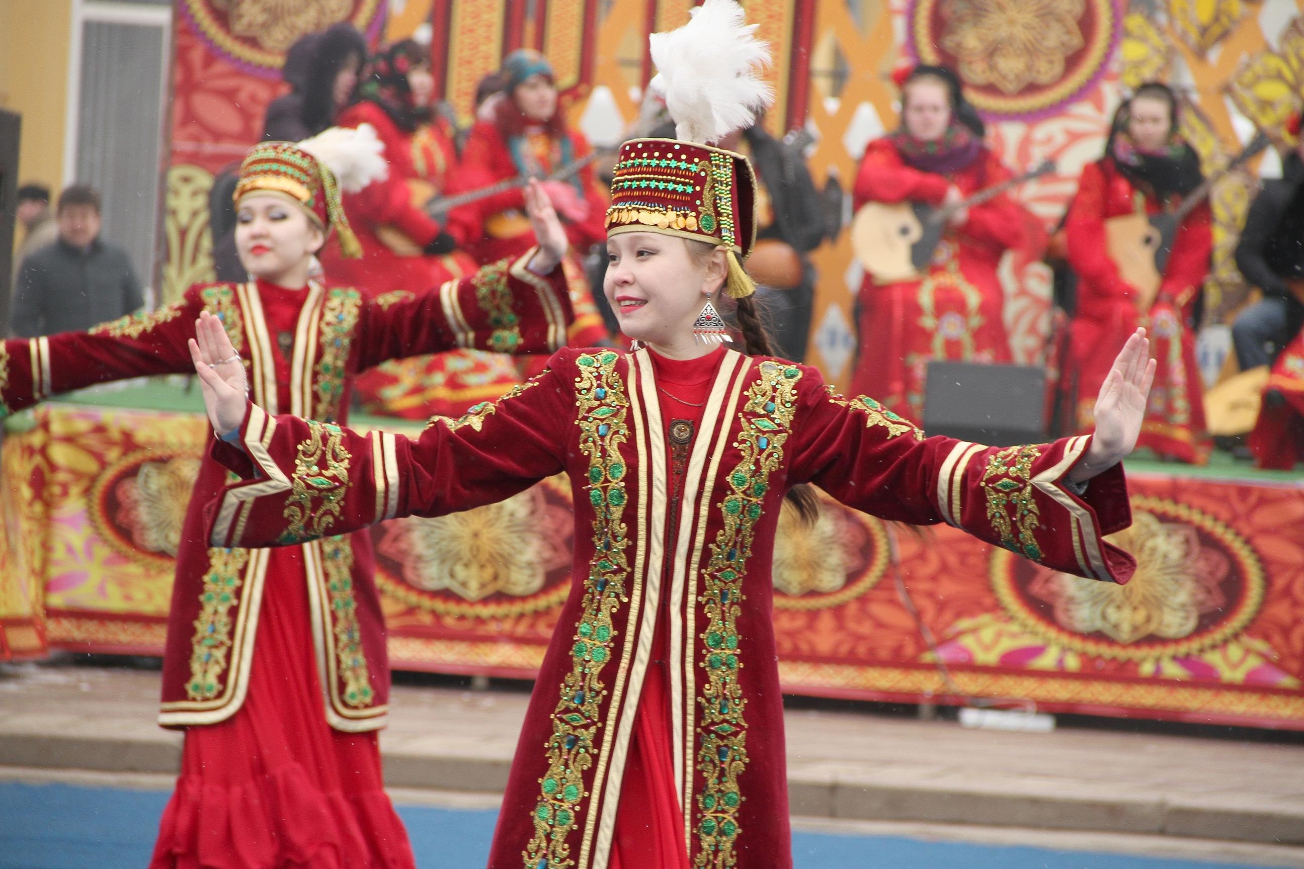Фото на наурыз. Наурыз традиционный праздник. Празднование Наурыза в Казахстане. Народные гуляния Наурыз. Наурыз костюмы.