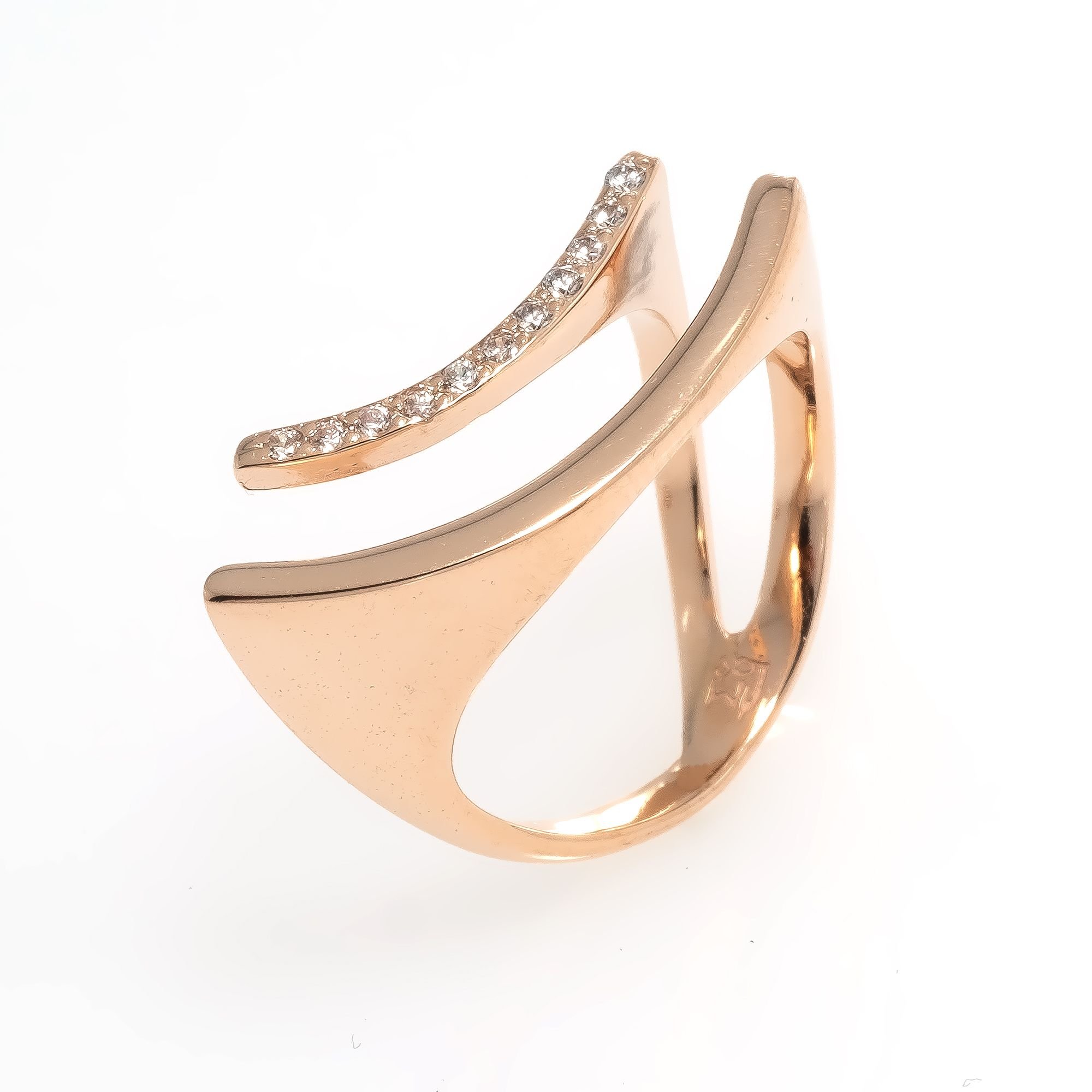 Сигма голда. Необычные золотые кольца. Необычные кольца из золота. Кольца необычной формы женские золотые. Кольцо форма Акулий зуб.
