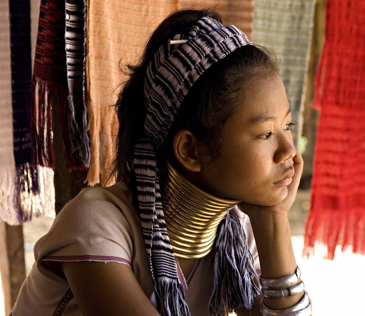 Длинные шеи в африке. Племя Падаунг Бирма. Женщины племени Падаунг.