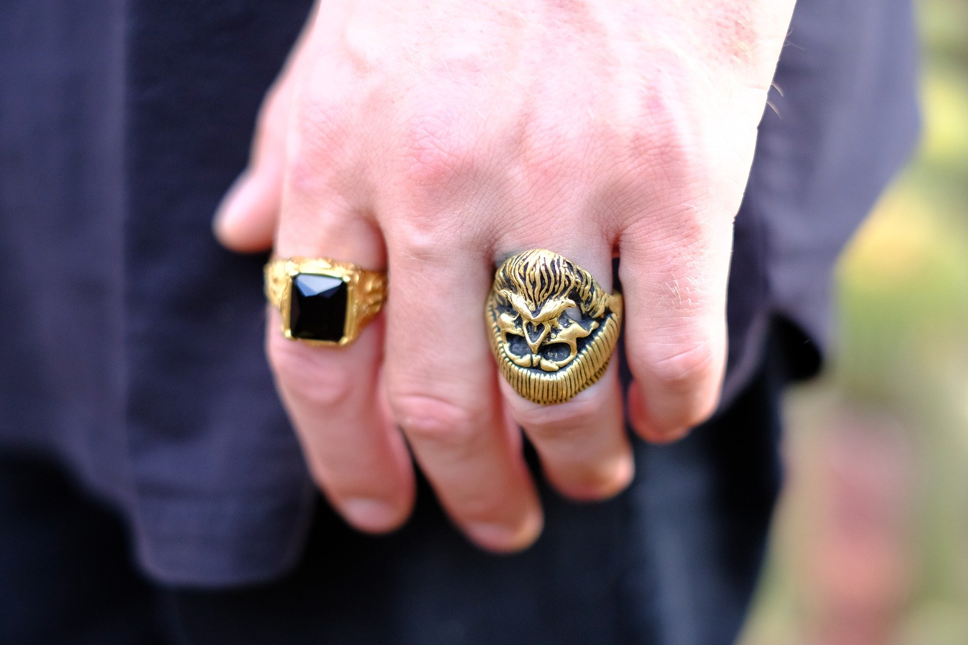 На какой руке пальце носят печатку. Печатка 12000009 золото. Золотой перстень Чаушеску. Огромный перстень. Мужская печатка.