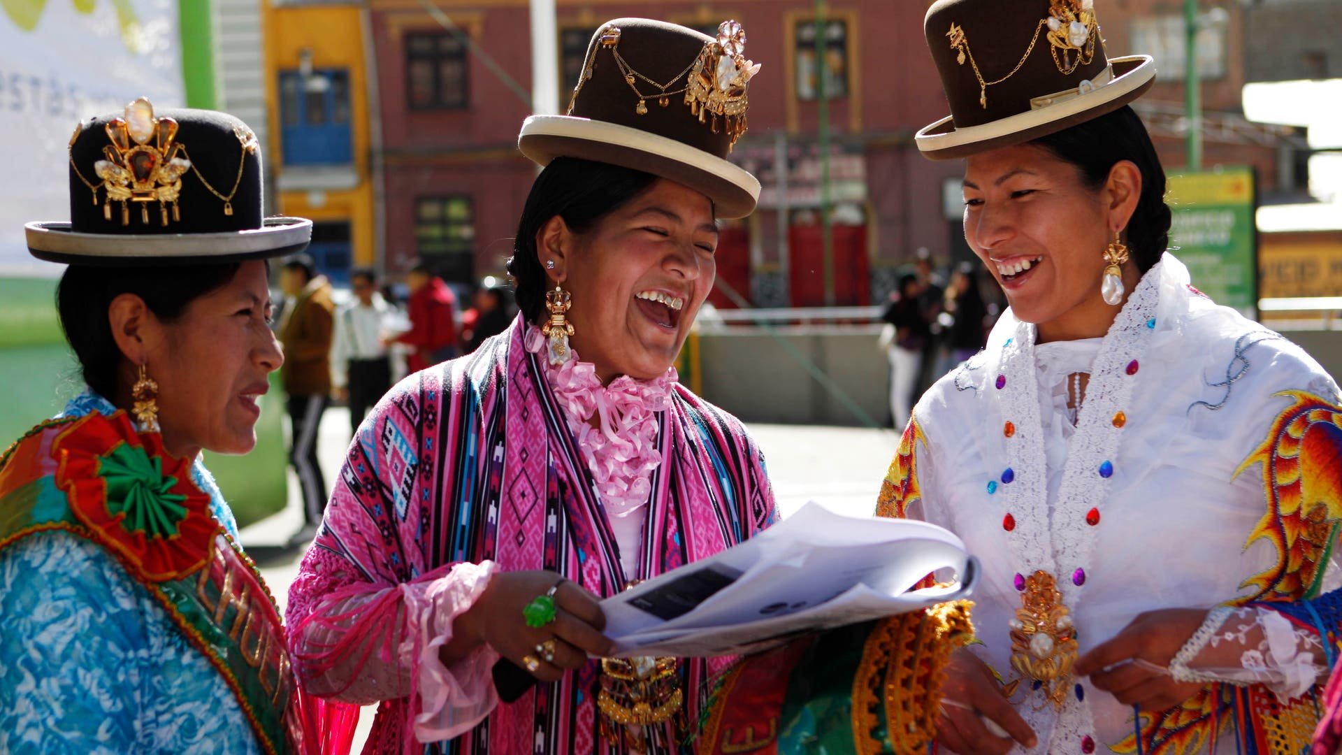 Народы населяющие аргентину их быт. Чолита Боливия. Чолитас в Боливии. Боливия испаноязычные боливийцы. Народы Южной Америки боливийцы.