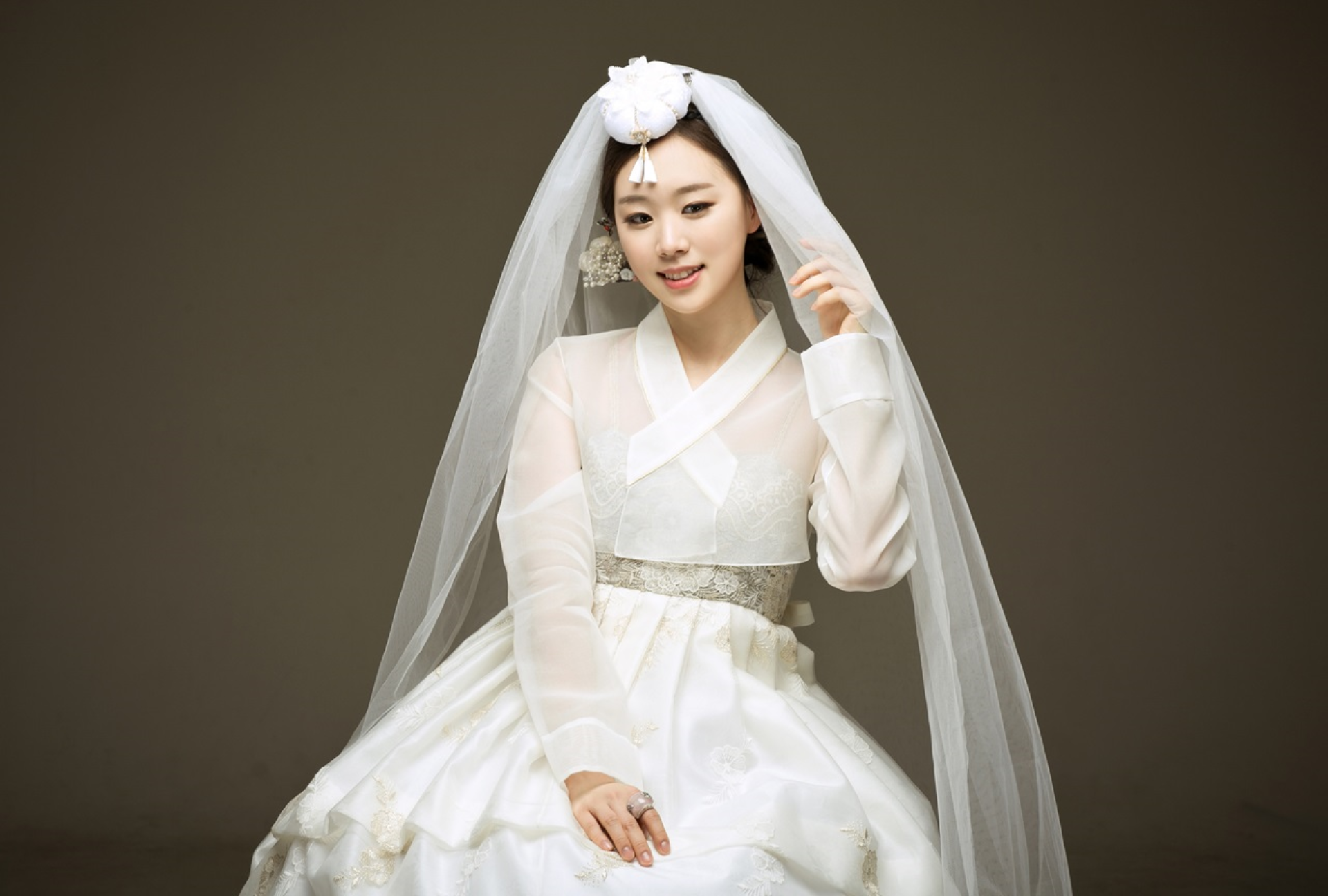 Корейская невеста ханбок. Корейский свадебный ханбок невесты. Корейские Свадебные платья. Невесты в свадебных платьях. Отца невеста япония