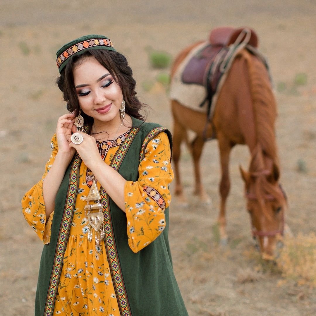 Kazakh traditional. Этно фотосессия казахская. Этно стиль казахский в одежде. Казахские женщины. Самые красивые девушки центральной Азии.