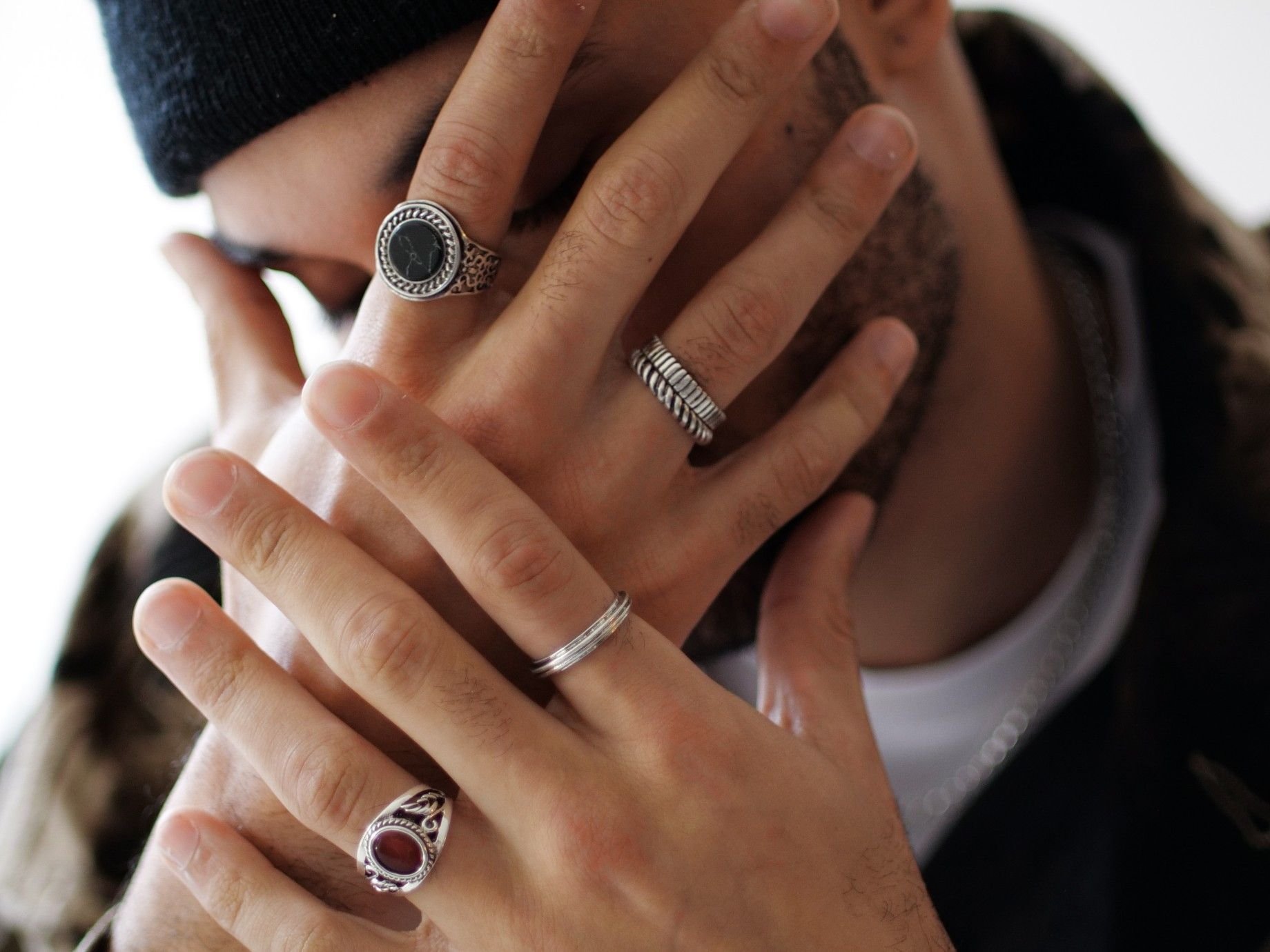 Мужские кольца значение. Модные мужские кольца. Мужские кольца на руке. Стильные мужские кольца на руке. Кольцо на палец мужское.