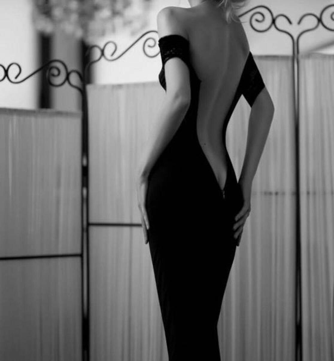 Красивая грациозная. Девушка в черном платье. Элегантная девушка.