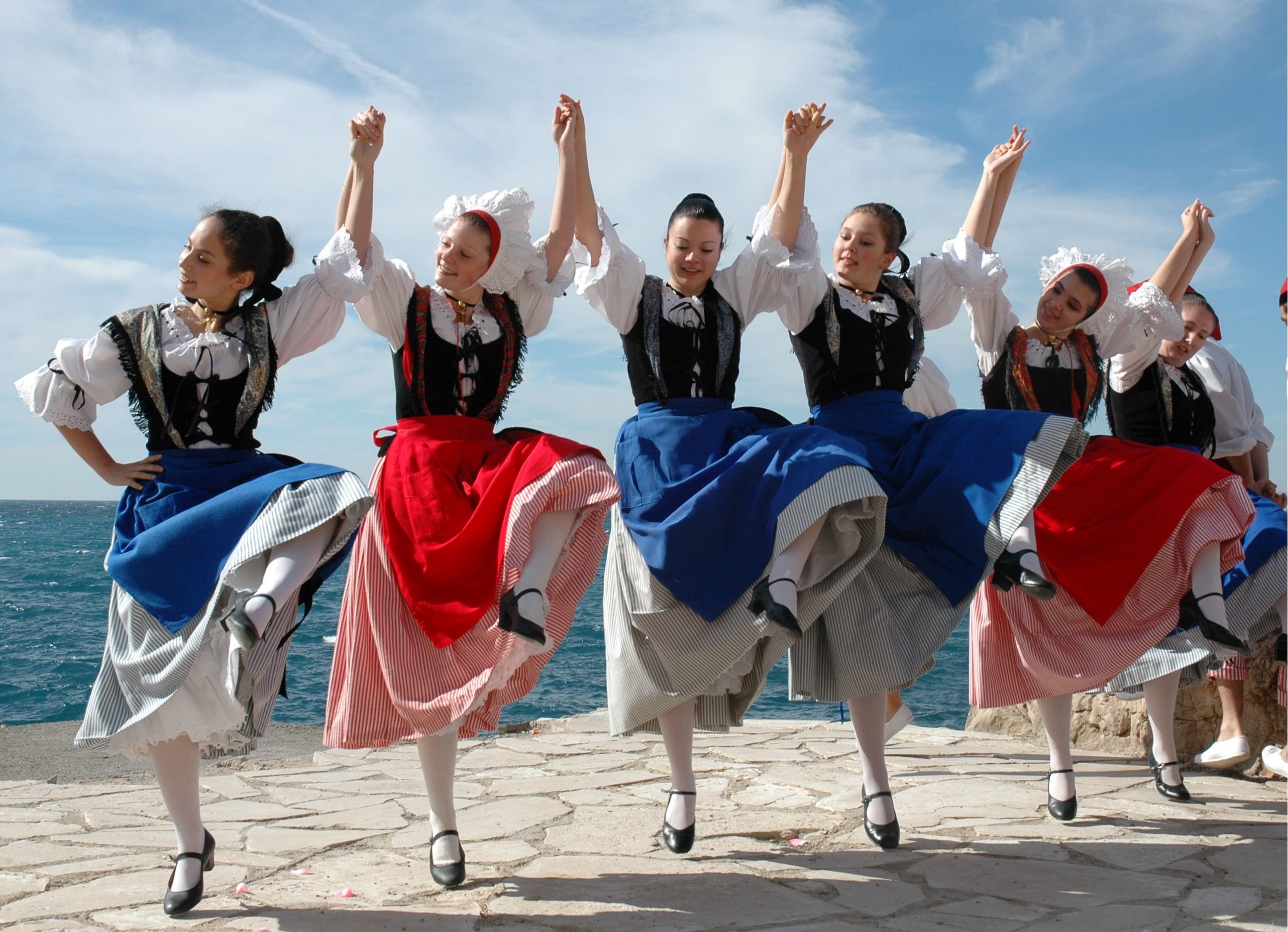 Народные танцы стран. Монегаски коренные жители Монако. Национальный костюм Монако. Французский национальный костюм. Национальные танцы Франции.