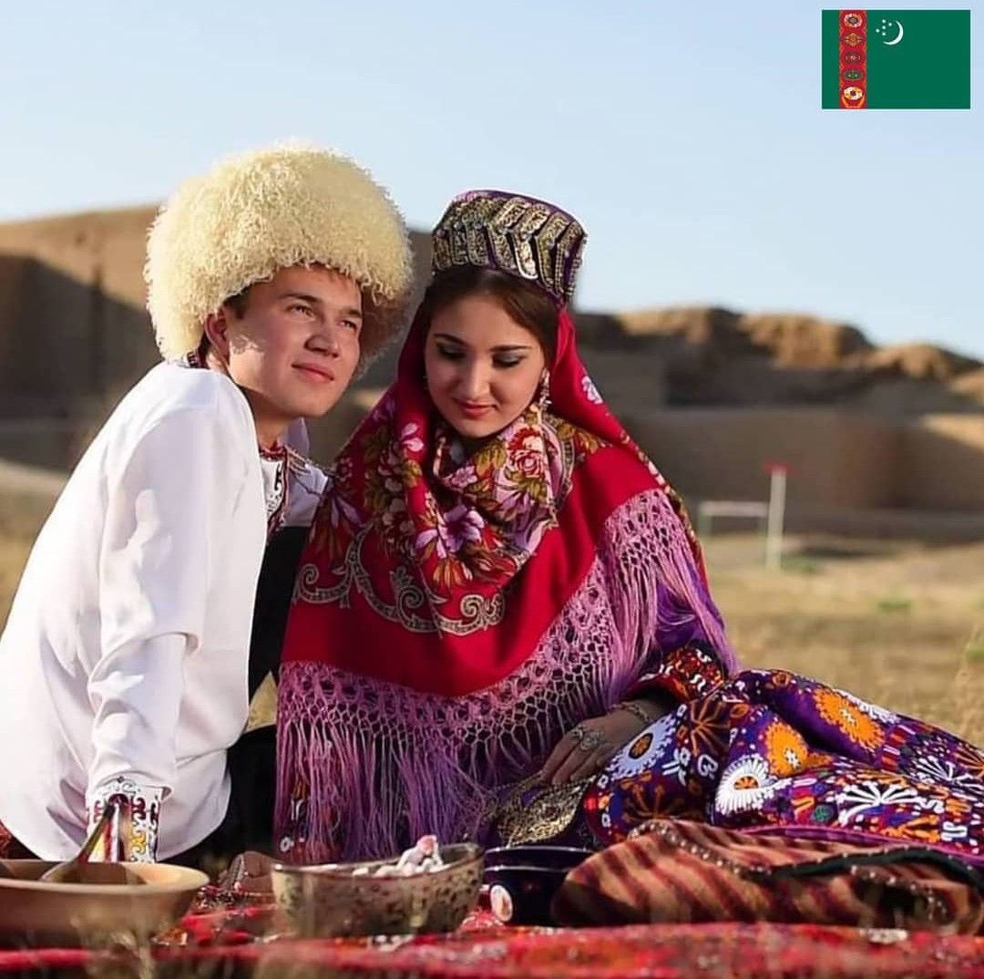 Туркмены и турки. Mahri Kakayewa. Туркменская одежда для женщин. Туркменская семья в национальной одежде. Туркмены люди.