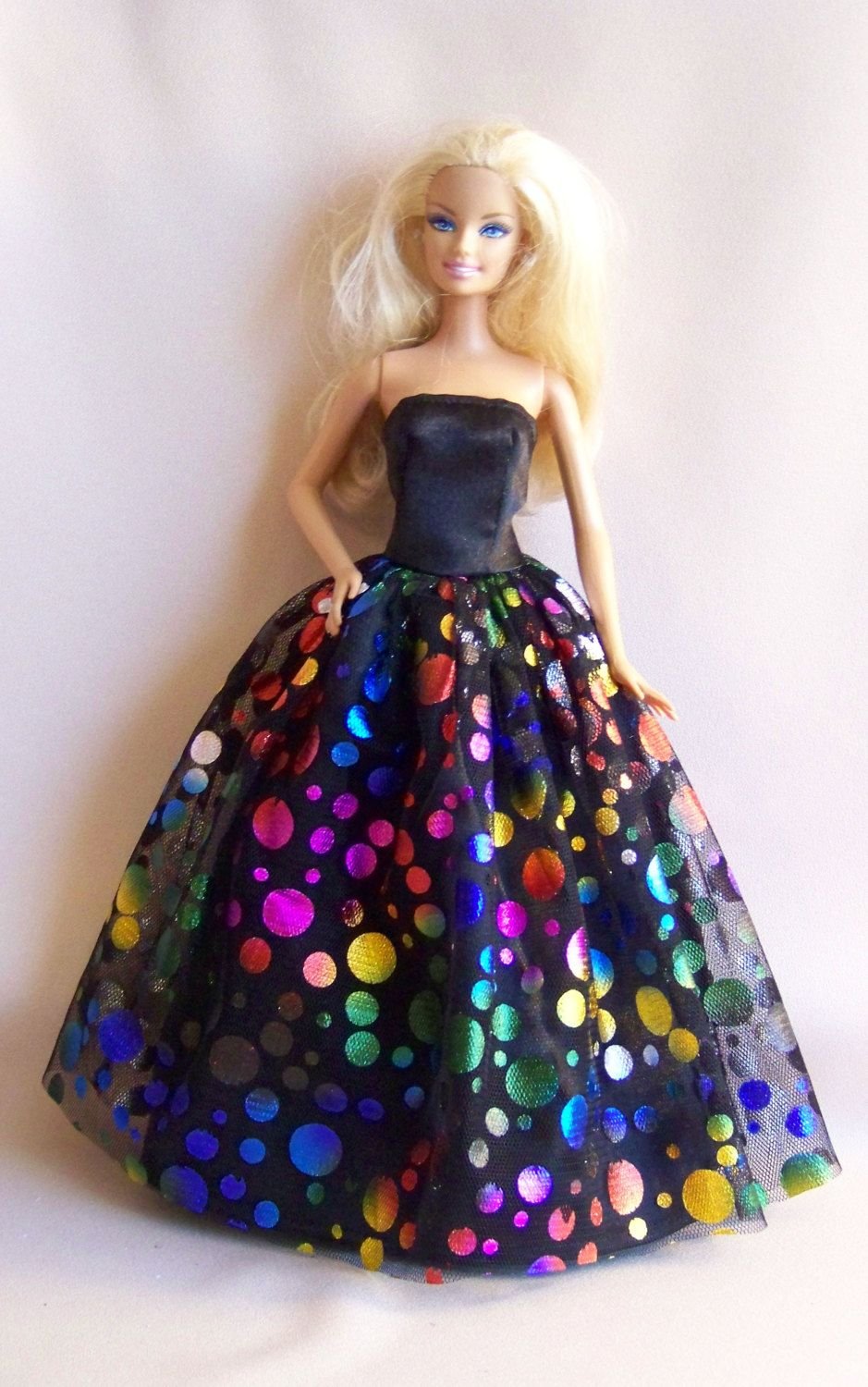 Какие можно сделать платья. Платья для кукол. Красивая одежда для кукол. Платье для Барби. Кукла в красивом платье.