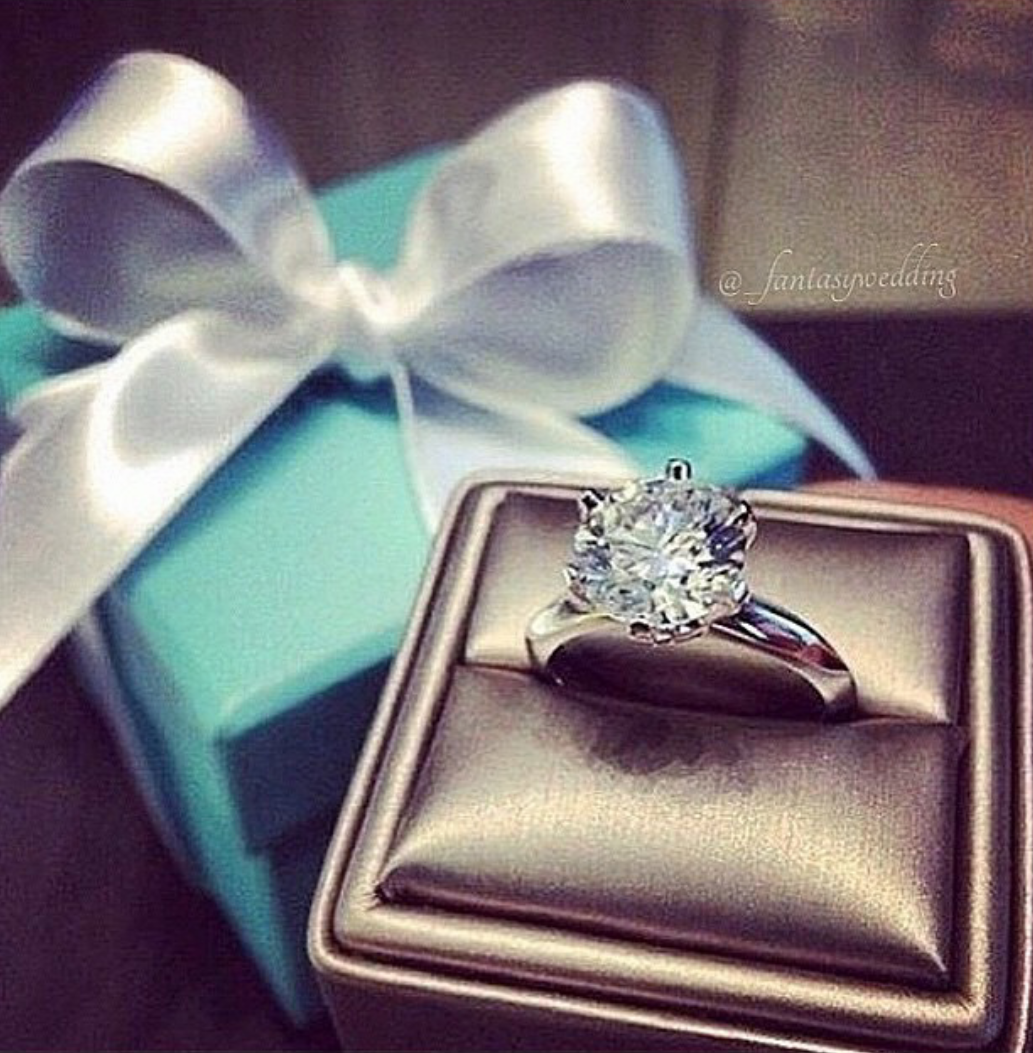 Драгоценность предложение. Тиффани помолвка. Красивые кольца. Кольцо подарок. Кольцо в коробочке.
