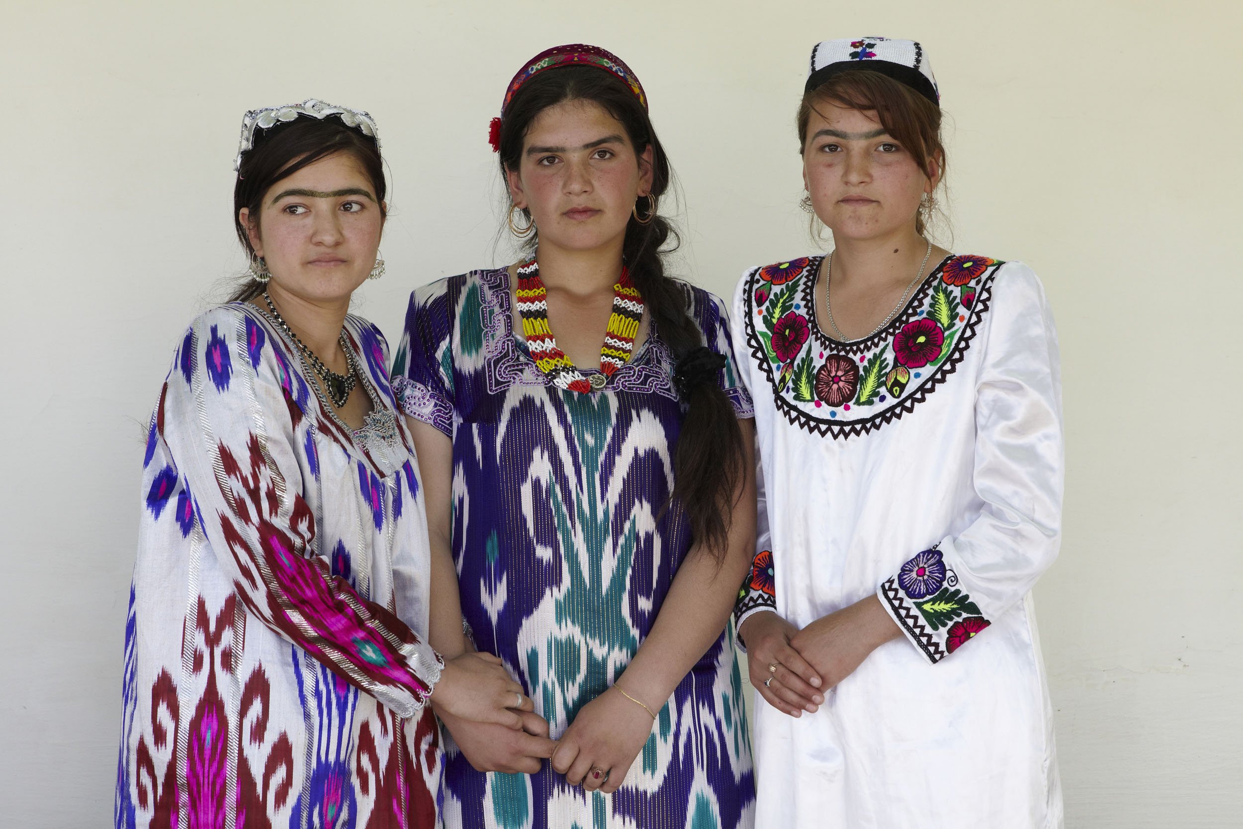 Бесплатные таджикские видео. Рухшона чакан. Памирский чакан. Памирское национальной платья 2023. Национальная одежда Таджикистана чакан.
