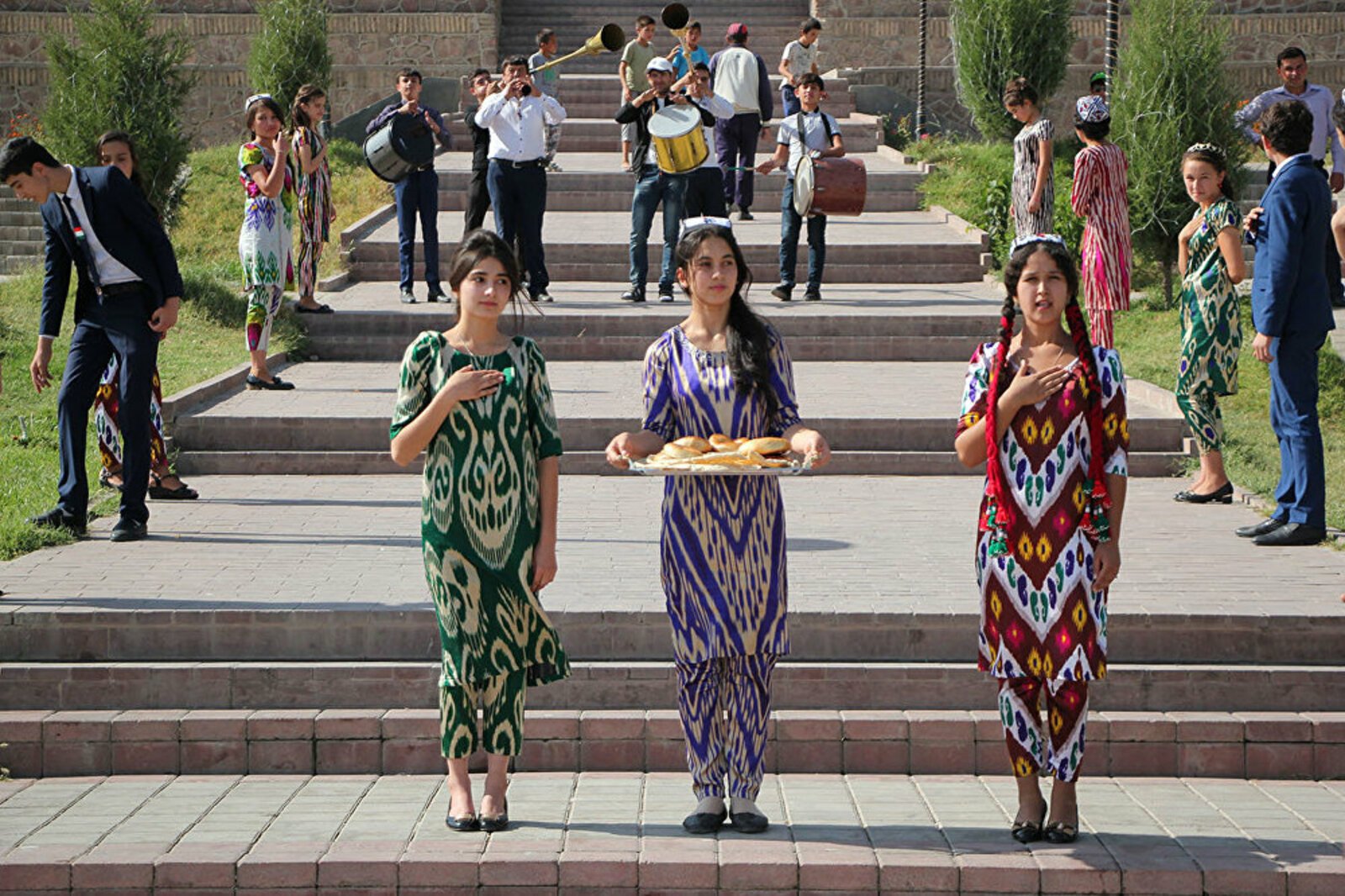 Бесплатные таджикские видео. Таджикистан Душанбе город Яван. Таджикистан либоси Милли. Гисар Душанбе Таджикистан. Душанбе столица Таджикистана.