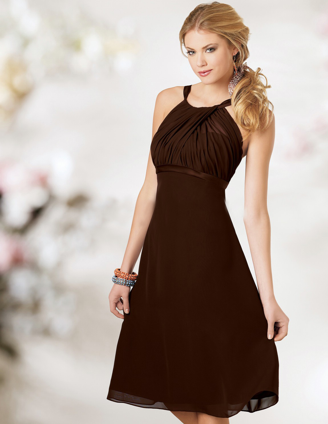 Женская коричневая платья. Платье коричневое. Платье шоколадного цвета. Девушка в коричневом платье. Коричневое платье на выпускной.