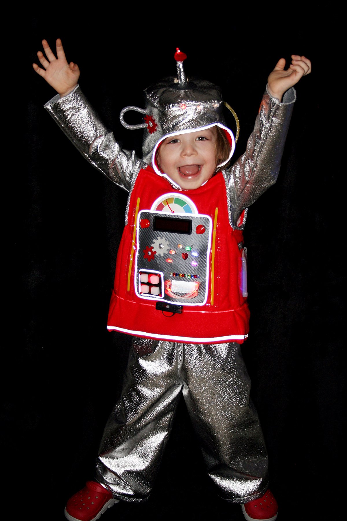 Игра костюм робота. Костюм робота. Робот костюм для ребенка. Костюм робота из картона. Костюм робота для мальчика своими руками.