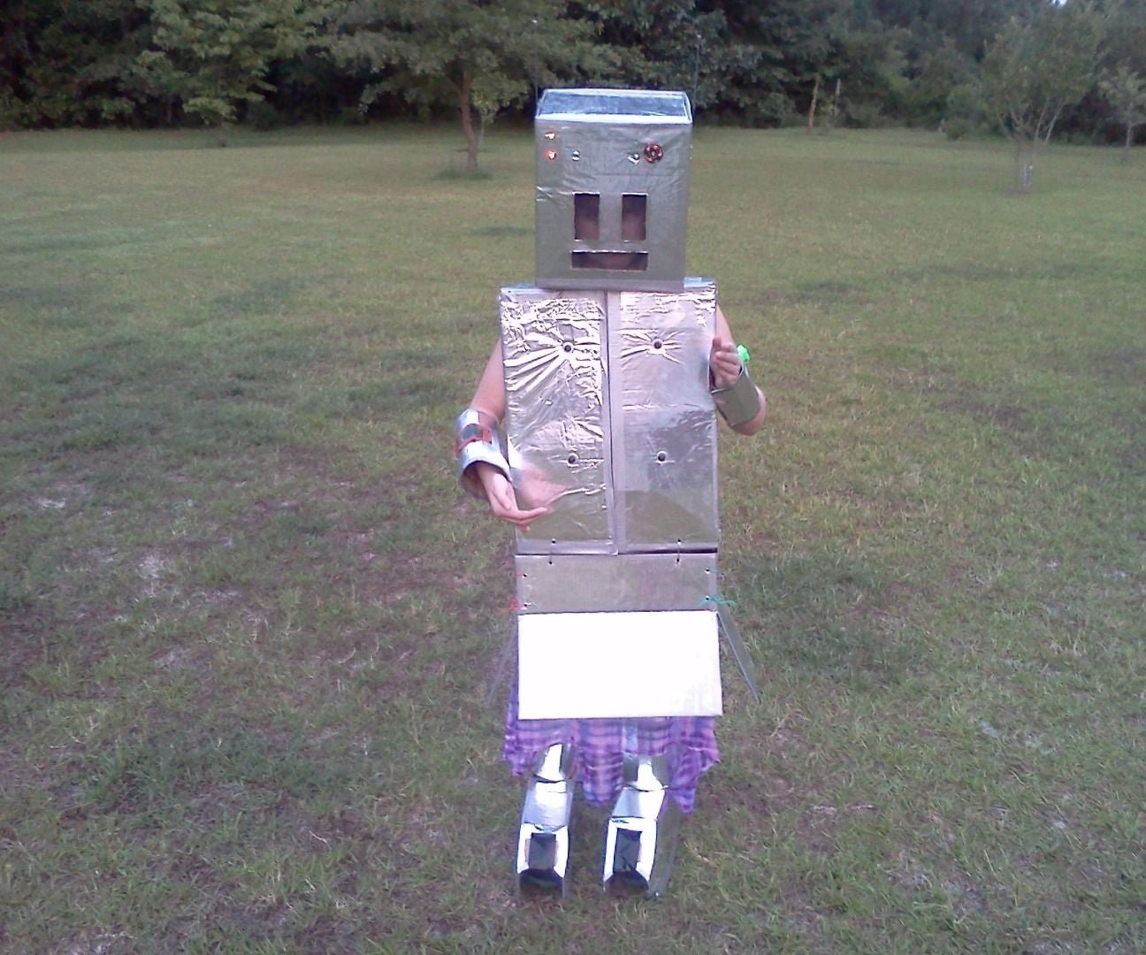 Игра костюм робота. Костюм робота. Костюм робота из коробок. Костюм робота для мальчика. Самодельный костюм робота.