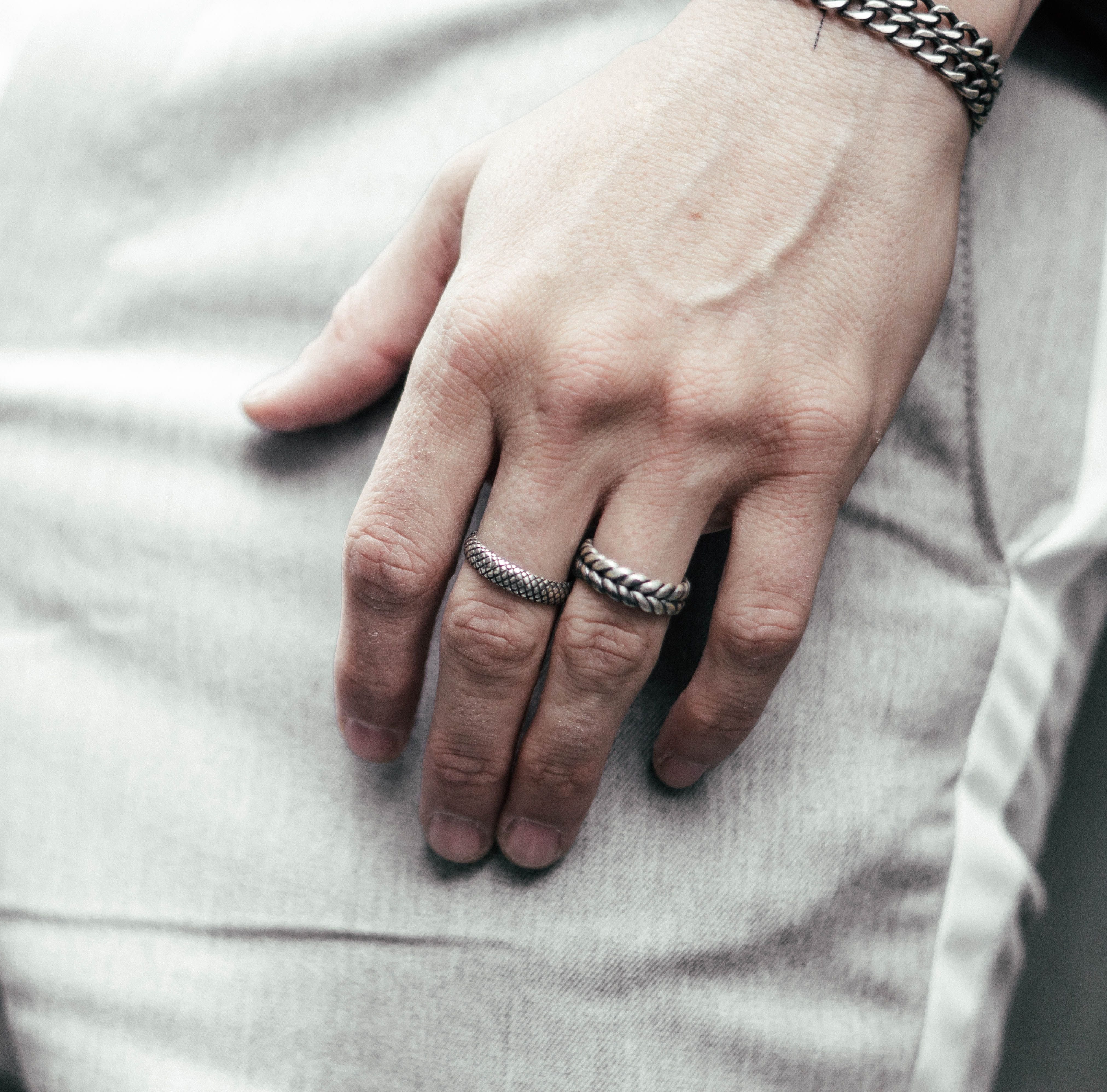 Приснилось кольцо мужчине. Мужские кольца на руке. Кольцо на палец мужское. Мужское кольцо на указательный палец. Перстни на пальцах.
