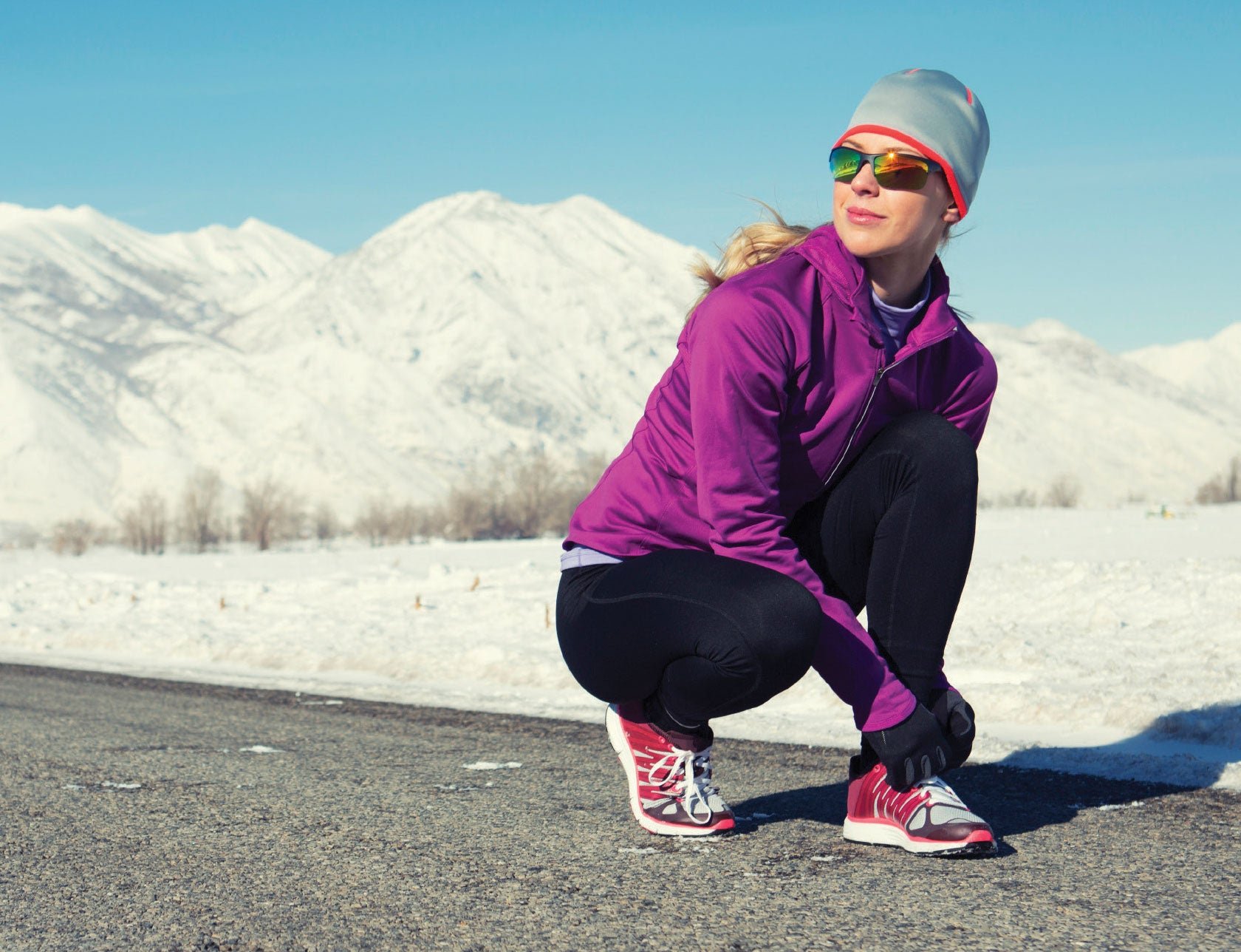 Спортсмены зима. Зимняя спортивная одежда для бега. Одежда для бега зимой. Спортивная одежда для бега зимой. Одежда для бега женская.