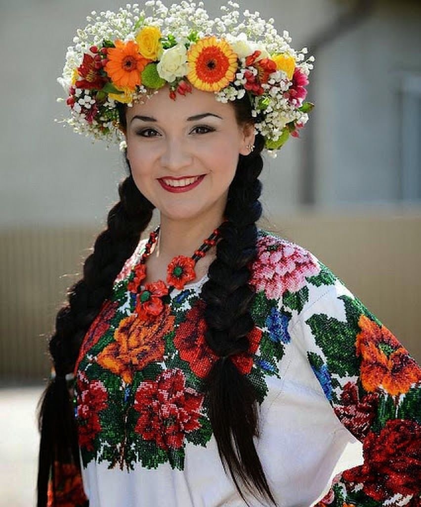1 национальный украины. Украинский костюм. Украинский костюм женский. Фотосессия в украинском стиле. Девушка в украинском венке.