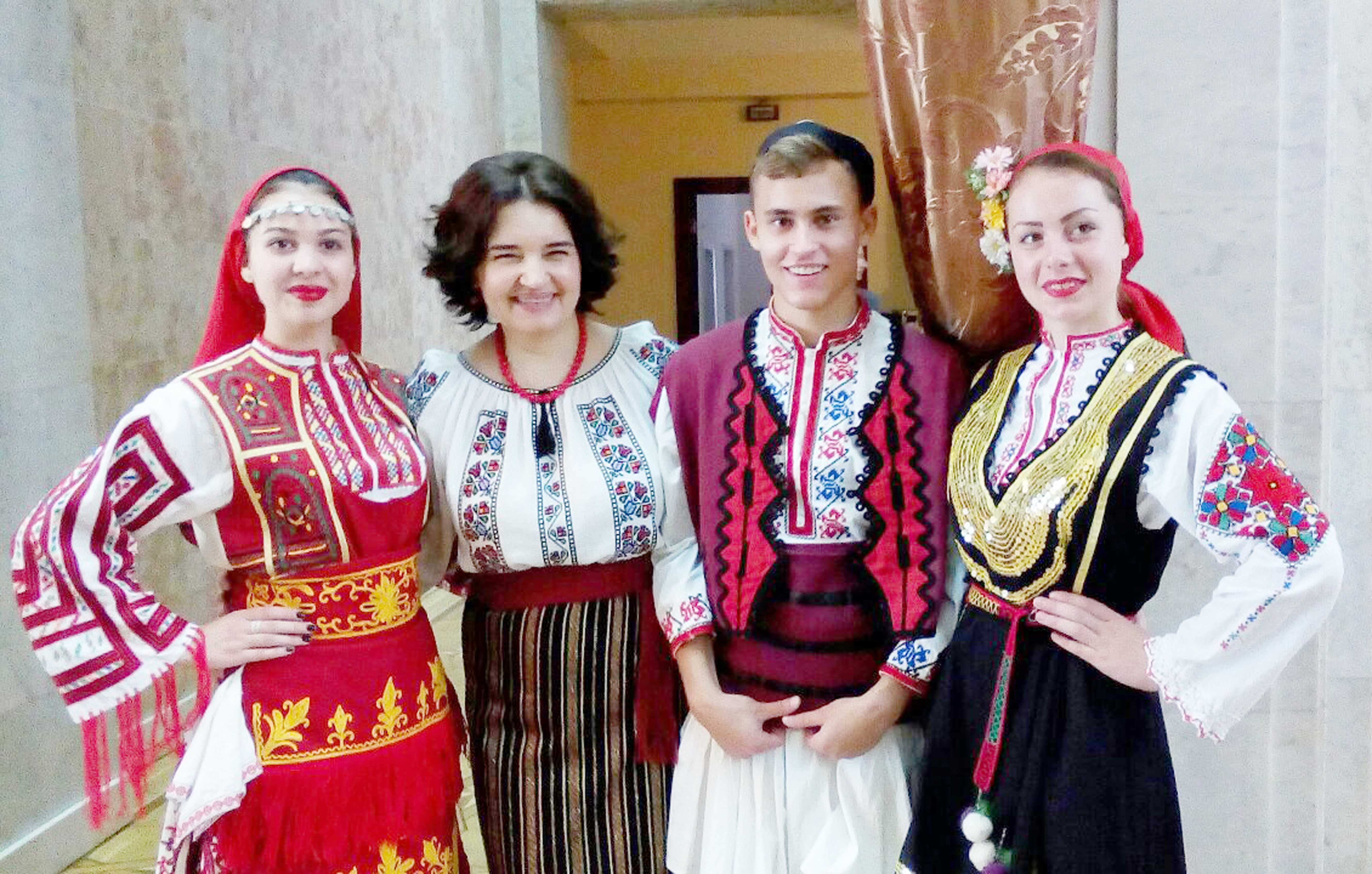 Гагаузы фото. Гагаузы и молдаване. Народности Молдавии гагаузы. Национальный костюм Молдавии. Молдаване гагаузы Национальная одежда.