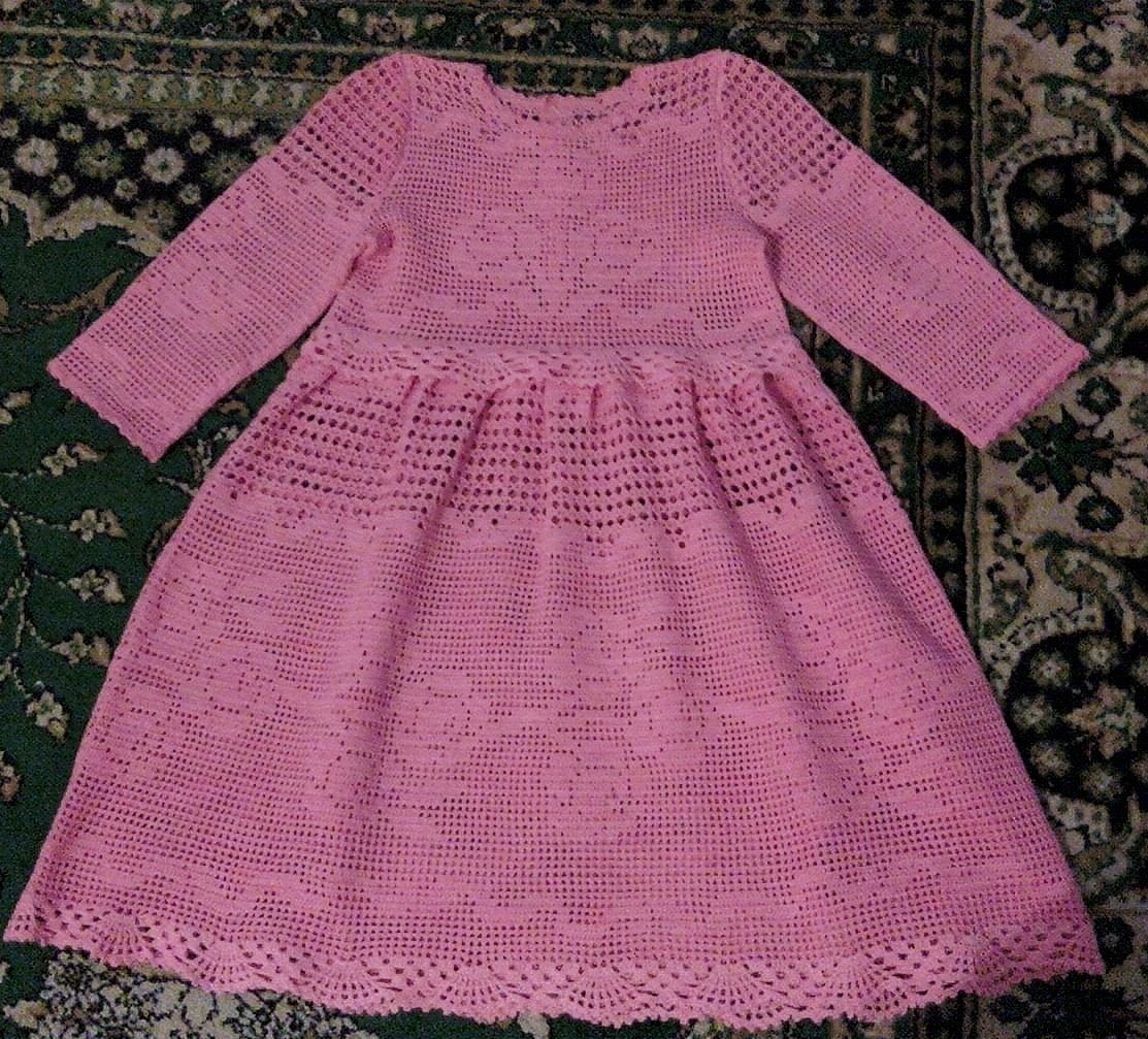 Платье крючком для девочки 4 года. Вязаное платье для девочки. Детское вязаное платье. Вязаное платье для девочки 5 лет. Красивые вязаные платья для девочек.