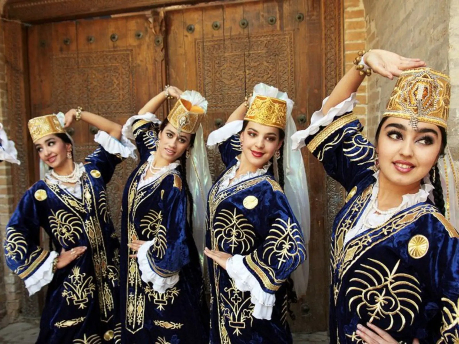 Контакт узбекски. Зебинисо Бухара. Узбекский национальный платье Бухарский. Самаркандский национальный костюм.