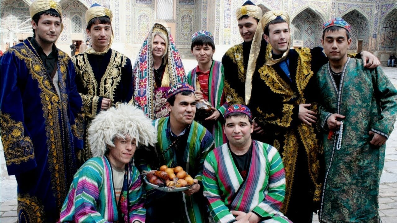 Туркмены и узбеки. Узбекский национальный костюм Хорезм. Узбекский халат. Узбекский костюм мужской. Одежда таджиков.