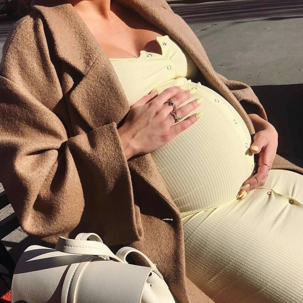 Красивый беременный живот. Беременская девушка.