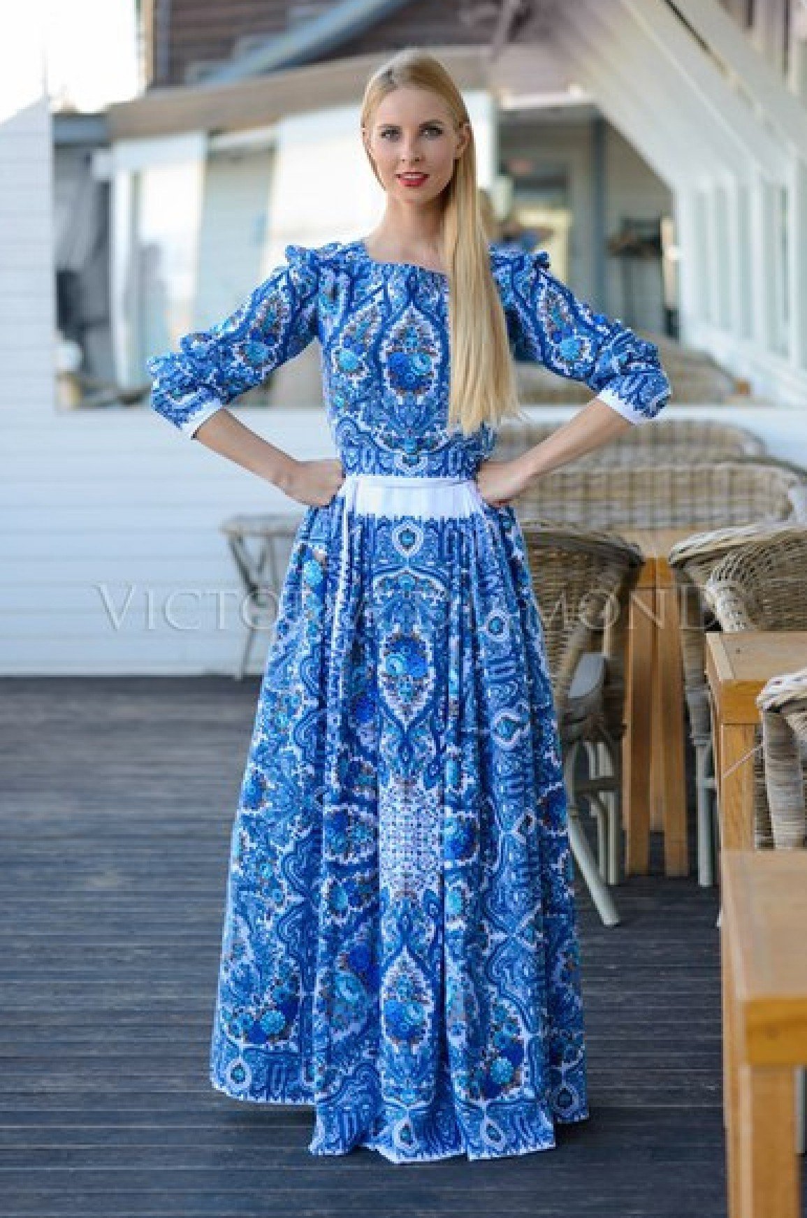 Современное народное платье. Длинное платье в русском стиле. Наряд в стиле Гжель. Платье в стиле Гжель. Платье в русском стиле современное.