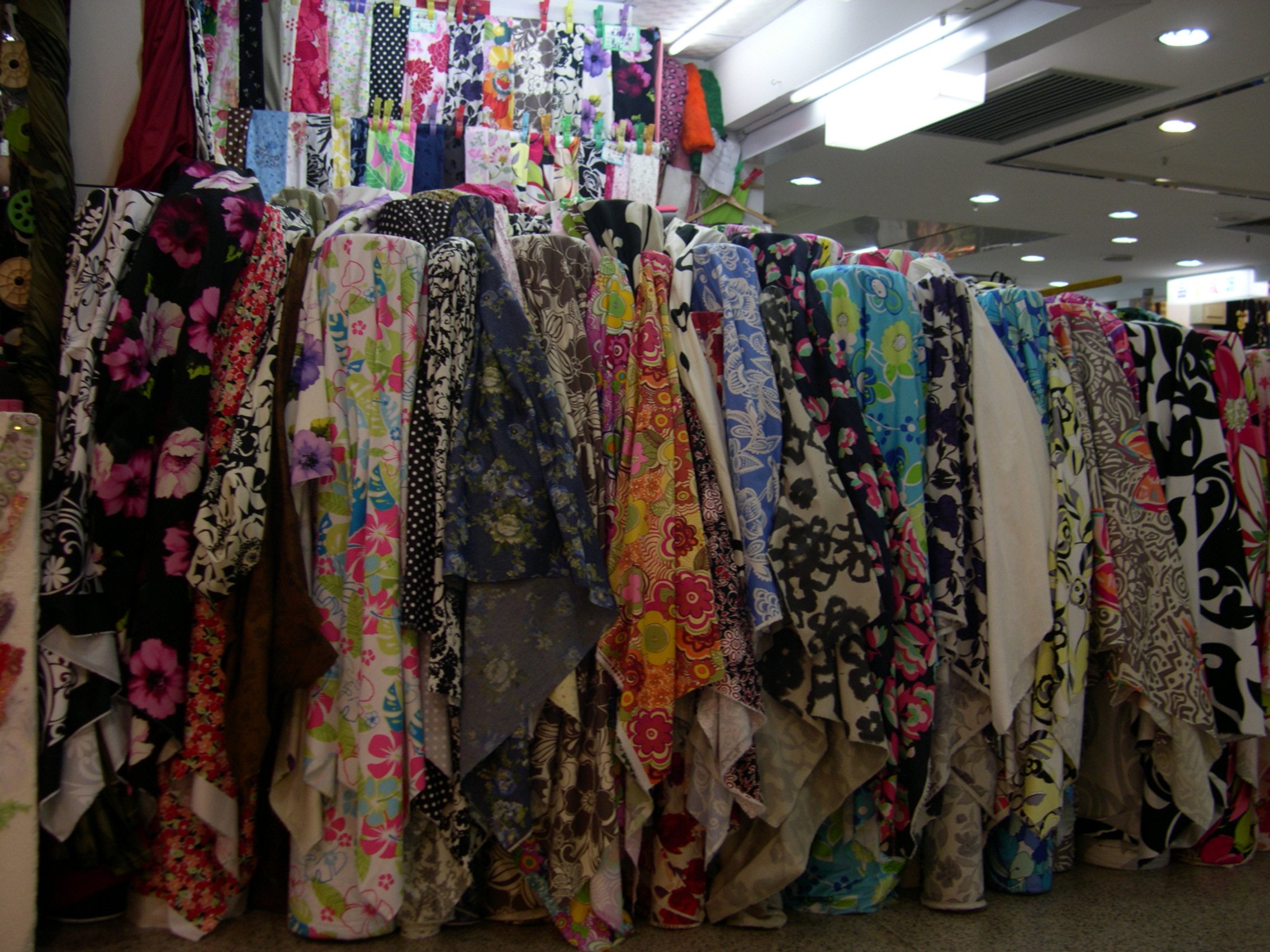 Магазин ткани в московском. Рынок одежды. Оптовый рынок одежды. Рынок тканей. Рынок текстиля.